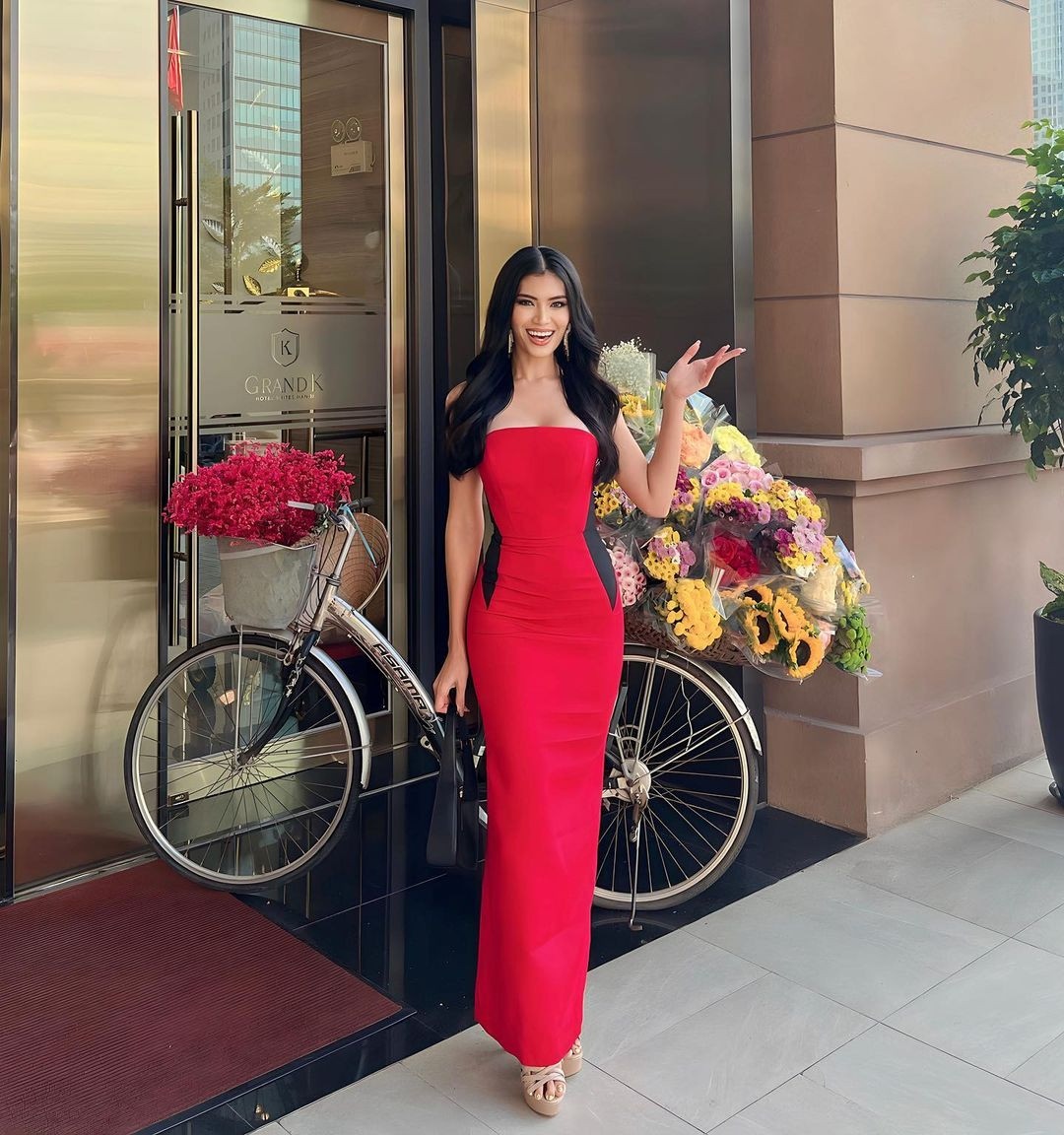 Người đẹp Myanmar - Ni Ni Lin Eain mặc váy cúp ngực. Cô là gương mặt gây chú ý ở khu vực châu Á tại cuộc thi Hoa hậu Hòa bình Quốc tế 2023.