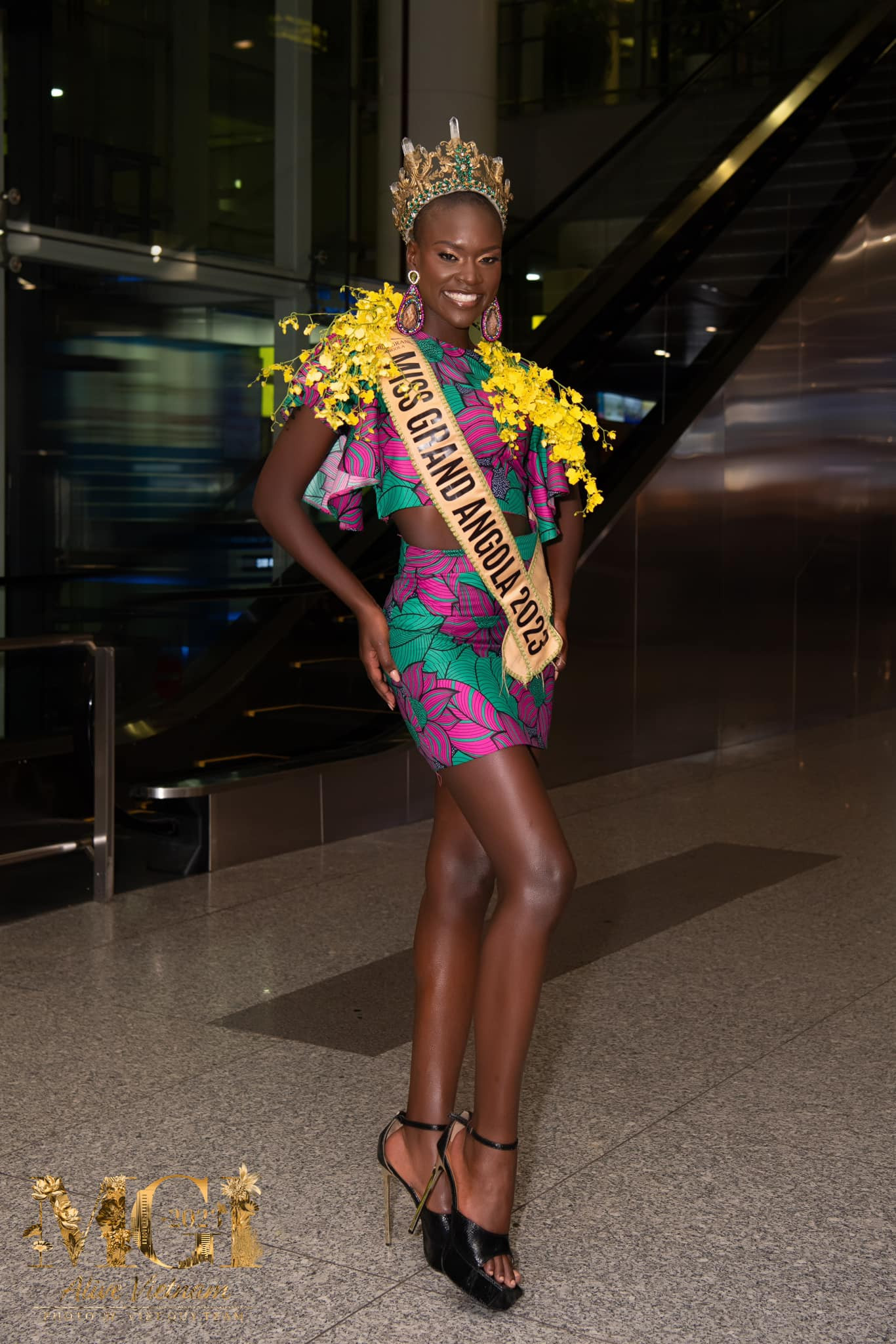 Người đẹp Angola - Eugénia Das Neves khoe dáng trong bộ váy hoa rực rỡ. Eugénia das Neves năm nay 24 tuổi, đến từ Luanda. Cô là kỹ sư cơ điện tử, hiện làm trợ lý hành chính. Angola được đánh giá là ứng viên nổi bật của khu vực châu Phi.