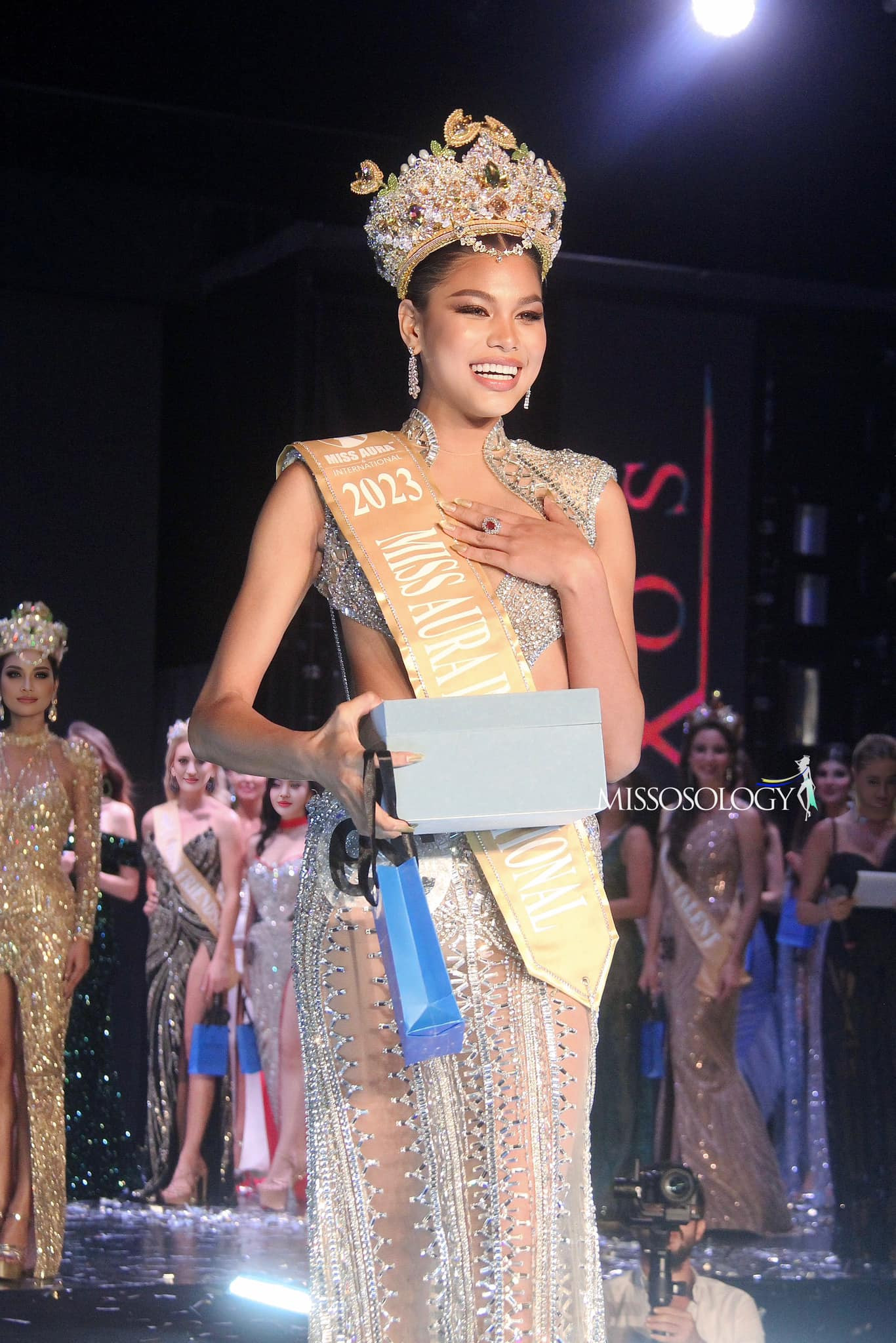 Tối 29/9 đã diễn ra đêm chung kết Miss Aura International 2023. Chung cuộc, người đẹp Thái Lan Ketwalee Phobdee đã đăng quang ngôi vị cao nhất. Cô cũng là người đẹp đầu tiên đến từ Thái Lan đăng quang cuộc thi này.