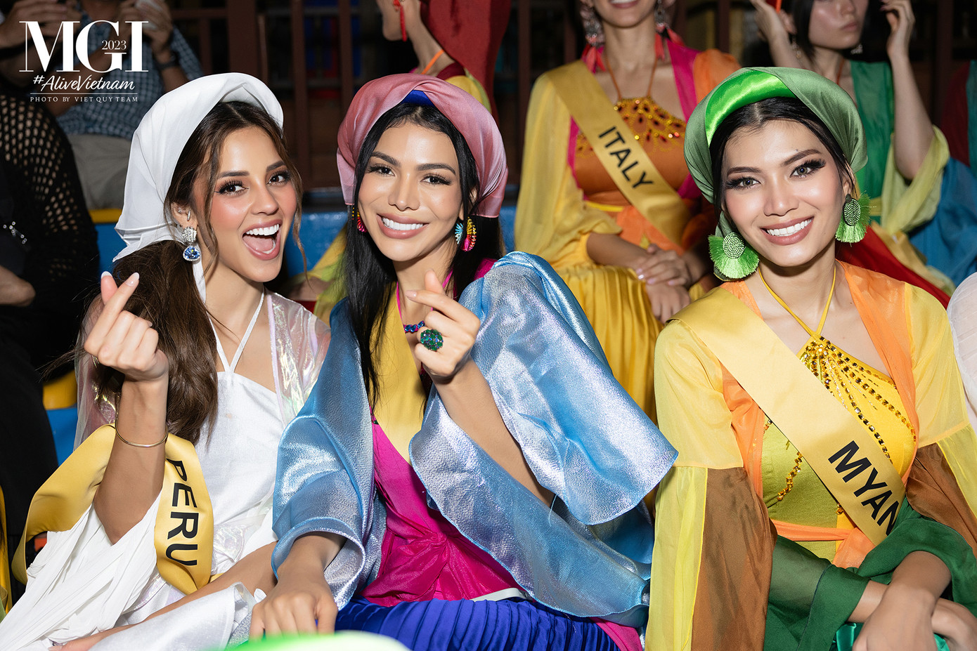 Các thí sinh bày tỏ sự vinh dự, hào hứng khi được thưởng thức vở Tinh hoa Bắc bộ dàn dựng công phu. Có khoảng 250 diễn viên tham gia vở Tinh hoa Bắc bộ và đa số đều là người dân sinh sống tại thực cảnh đặc biệt này, đây cũng chính một trong những điều đặc biệt làm nên dấu ấn nơi đây.