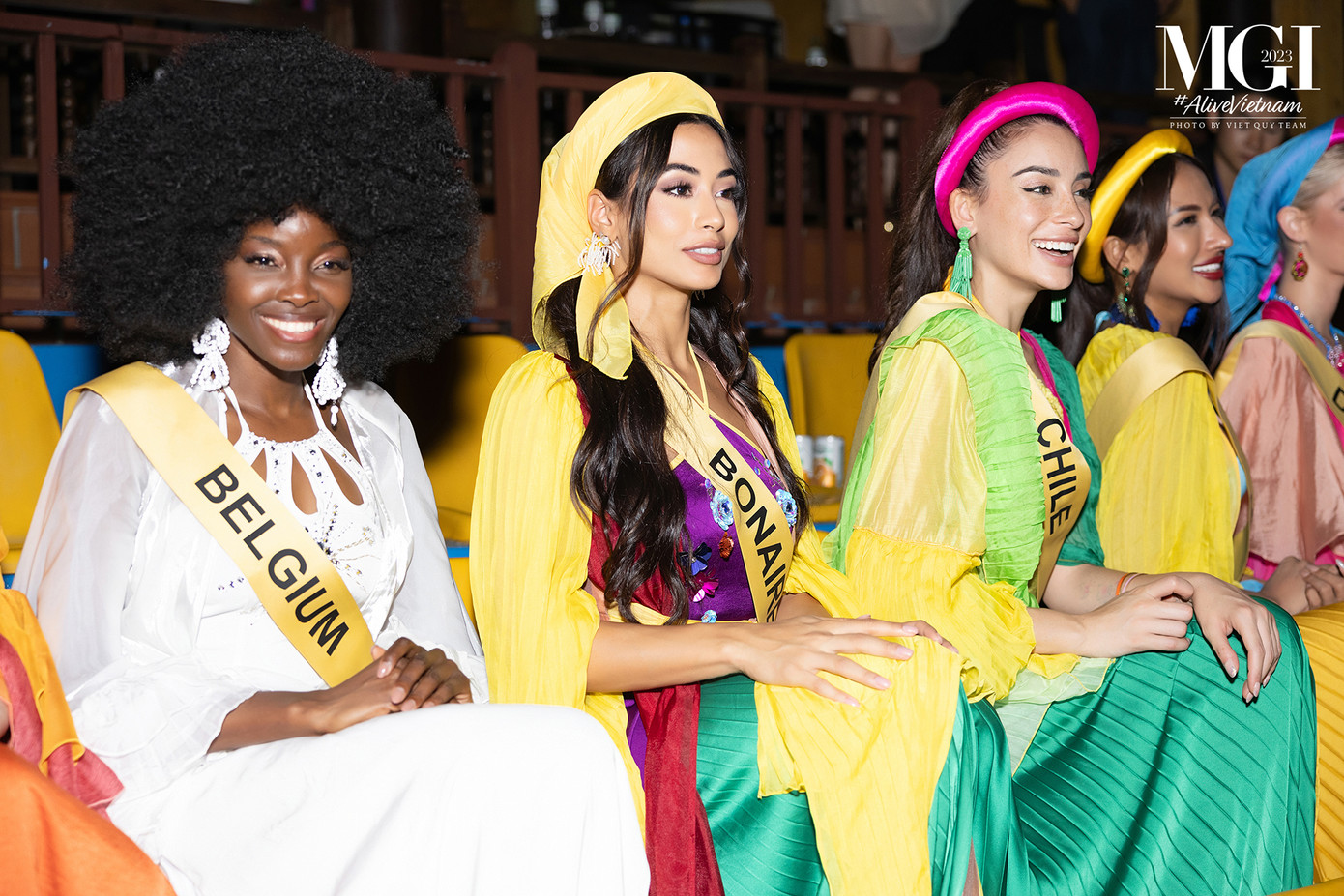 Các thí sinh bày tỏ sự vinh dự, hào hứng khi được thưởng thức vở Tinh hoa Bắc bộ dàn dựng công phu. Có khoảng 250 diễn viên tham gia vở Tinh hoa Bắc bộ và đa số đều là người dân sinh sống tại thực cảnh đặc biệt này, đây cũng chính một trong những điều đặc biệt làm nên dấu ấn nơi đây.