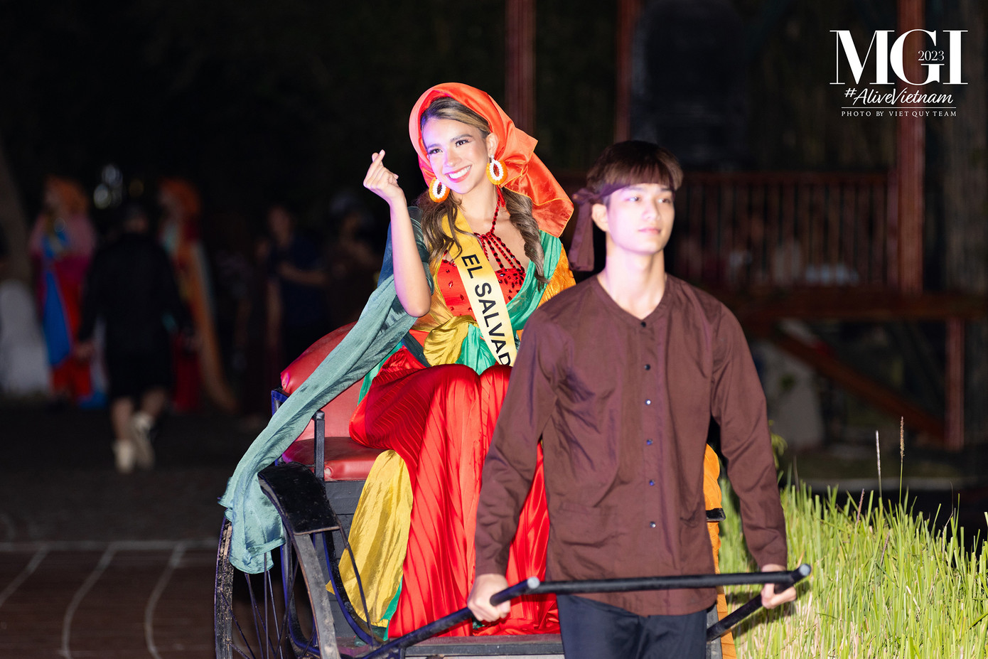 Các người đẹp được đưa vào khu vực sân khấu bằng xe kéo, khiến họ thấy bất ngờ và thích thú.