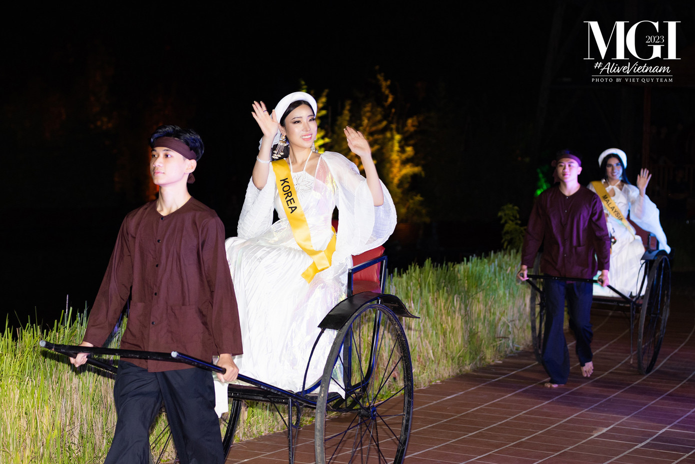 Các người đẹp được đưa vào khu vực sân khấu bằng xe kéo, khiến họ thấy bất ngờ và thích thú.