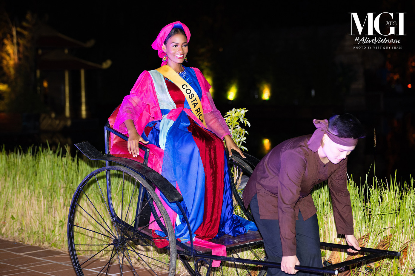 Các người đẹp được đưa vào khu vực sân khấu bằng xe kéo, khiến họ thấy bất ngờ và thích thú.