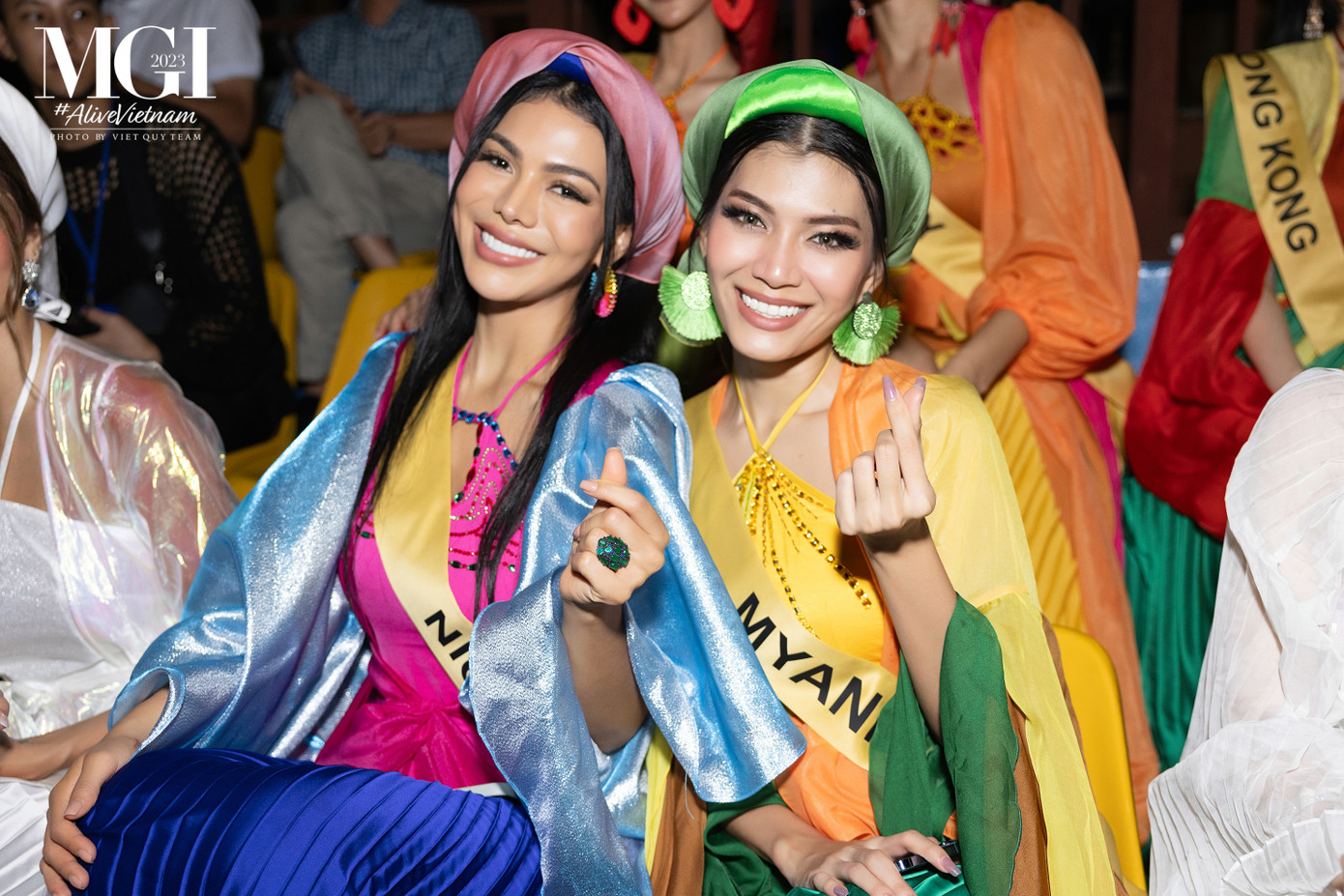 Các thí sinh bày tỏ sự vinh dự, hào hứng khi được thưởng thức vở Tinh hoa Bắc bộ dàn dựng công phu. Có khoảng 250 diễn viên tham gia vở Tinh hoa Bắc bộ và đa số đều là người dân sinh sống tại thực cảnh đặc biệt này, đây cũng chính một trong những điều đặc biệt làm nên dấu ấn nơi đây.