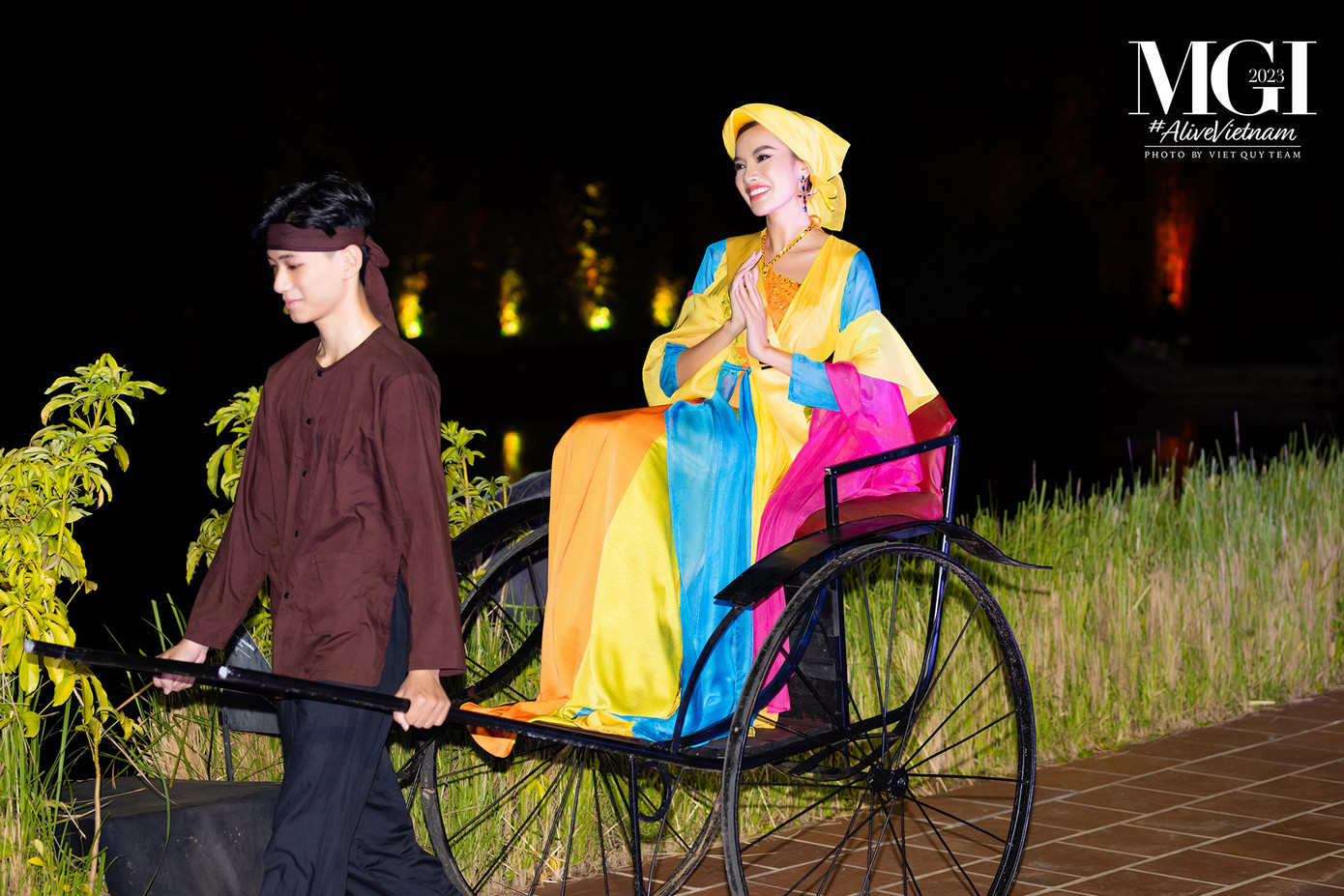 Các người đẹp được đưa vào khu vực sân khấu bằng xe kéo, khiến họ thấy bất ngờ và thích thú.