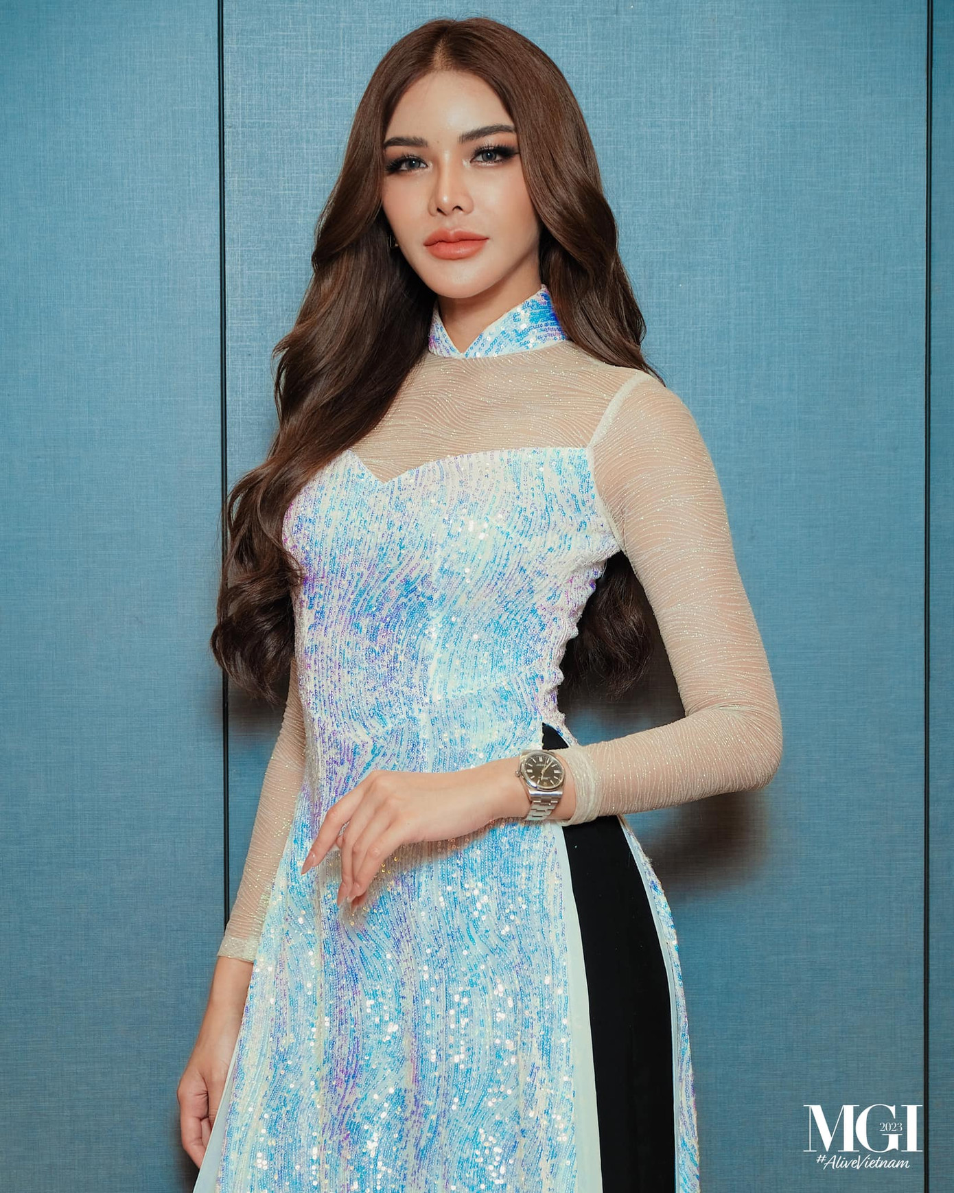 Người đẹp Thái Lan - Aoom Thaweeporn là một trong hai đại diện của châu Á vào top 6 thí sinh mặc áo dài đẹp nhất. Cô là ứng viên nổi bật, thu hút sự chú ý của truyền thông ở cuộc thi năm nay.