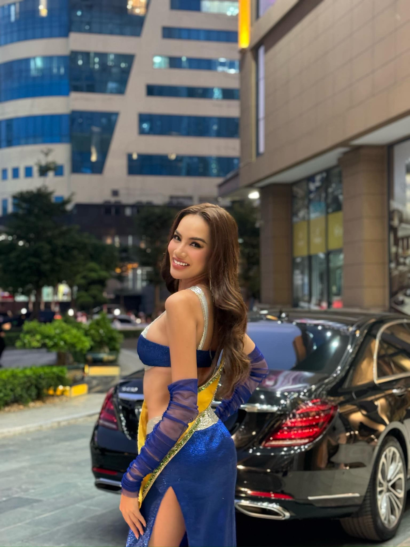 Tối 5/10, Lê Hoàng Phương và 59 thí sinh tham gia buổi tiệc chào mừng của cuộc thi Hoa hậu Hòa bình Quốc tế 2023. Đại diện Việt Nam mặc trang phục cut-out khoe thân hình nóng bỏng. Người đẹp trang điểm, làm tóc và sử dụng phụ kiện chỉn chu. Ngoại hình của Lê Hoàng Phương nhận được sự khen ngợi từ khán giả.