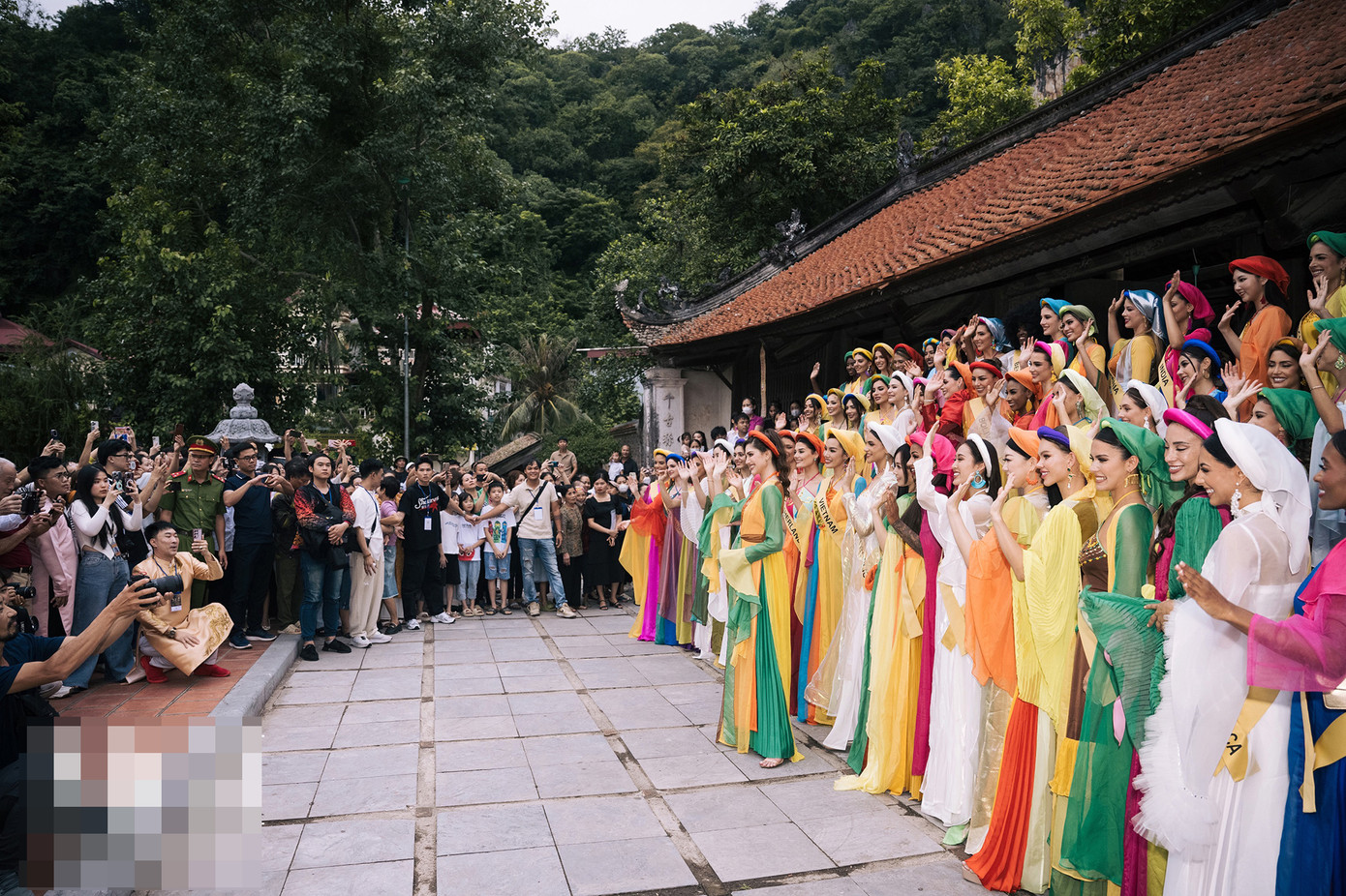 Các người đẹp chụp ảnh ở chùa Thầy.