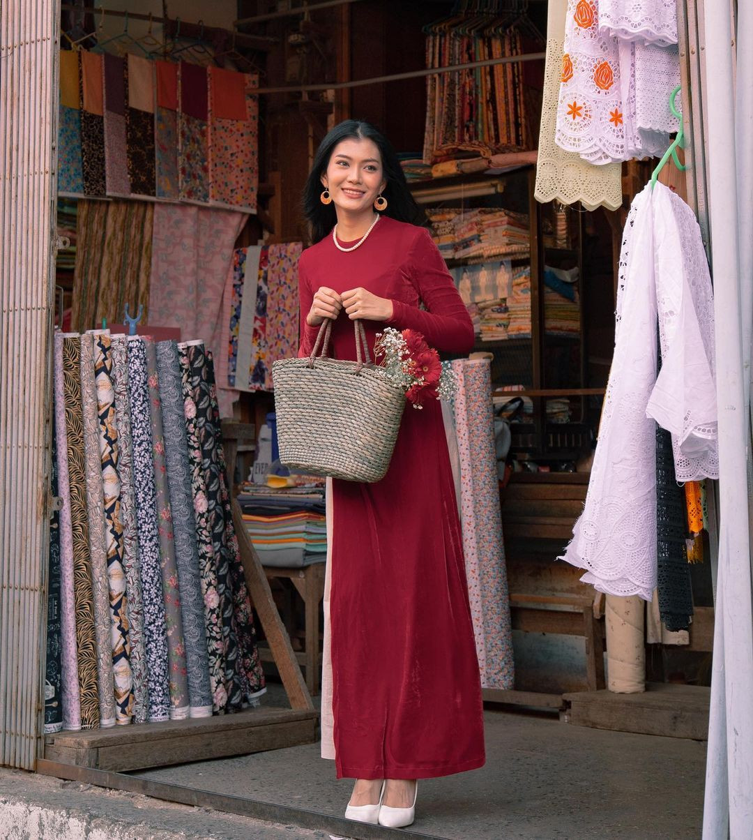 Ni Ni Lin Eain năm nay 23 tuổi, cao 1,73 m, là người mẫu ở Myanmar. Cô theo học chuyên ngành Xây dựng ở Học viện BCA, Singapore. Hiện tại, Ni Ni Lin Eain hoạt động người mẫu tự do ở phía Bắc đảo quốc sư tử.