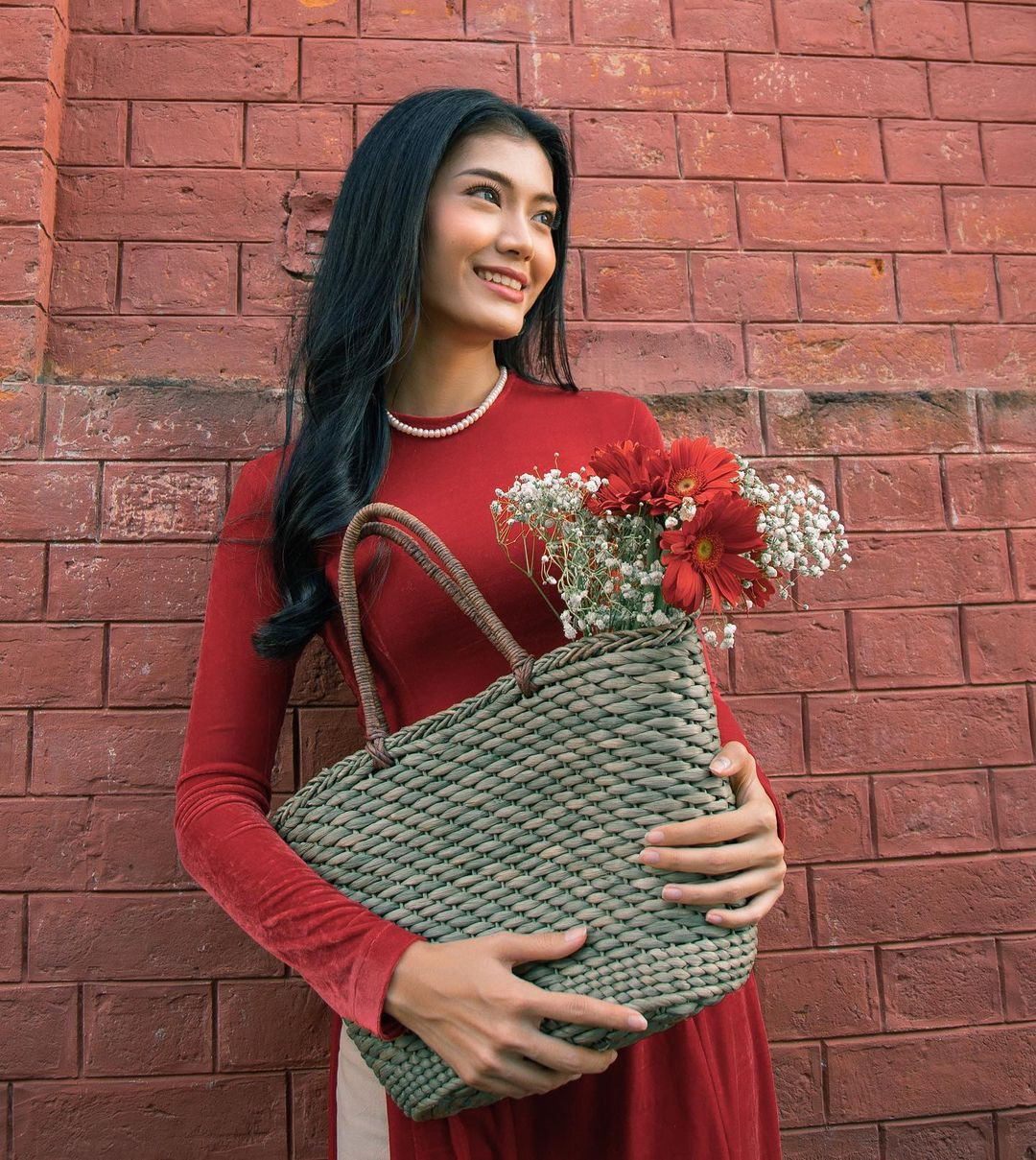 Ni Ni Lin Eain năm nay 23 tuổi, cao 1,73 m, là người mẫu ở Myanmar. Cô theo học chuyên ngành Xây dựng ở Học viện BCA, Singapore. Hiện tại, Ni Ni Lin Eain hoạt động người mẫu tự do ở phía Bắc đảo quốc sư tử.