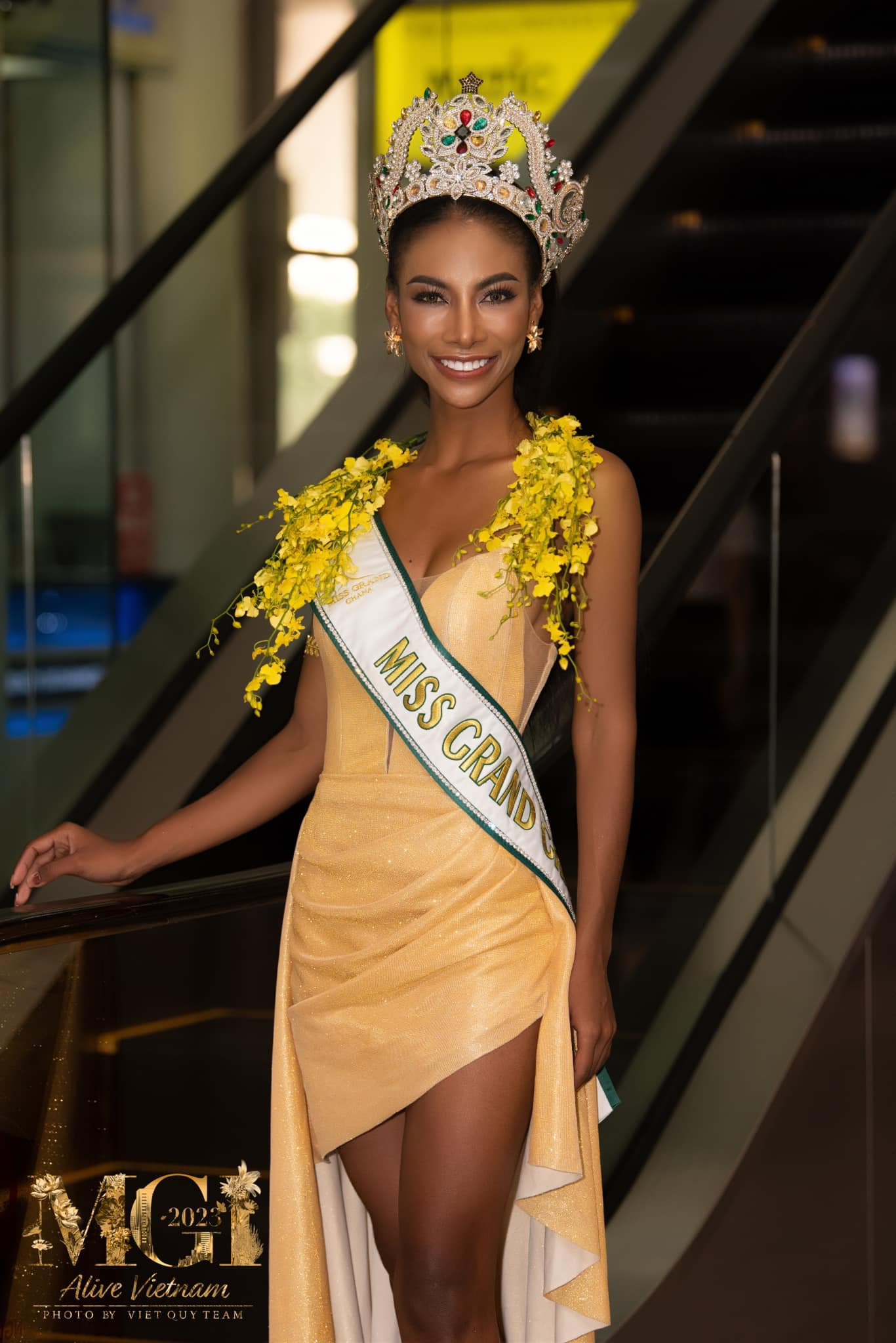 Hai người đẹp Ghana và Ecuador hội ngộ ở sân bay Nội Bài. Trải qua những chặng bay dài nhưng các người đẹp vẫn giữ thần thái rạng rỡ trước truyền thông.