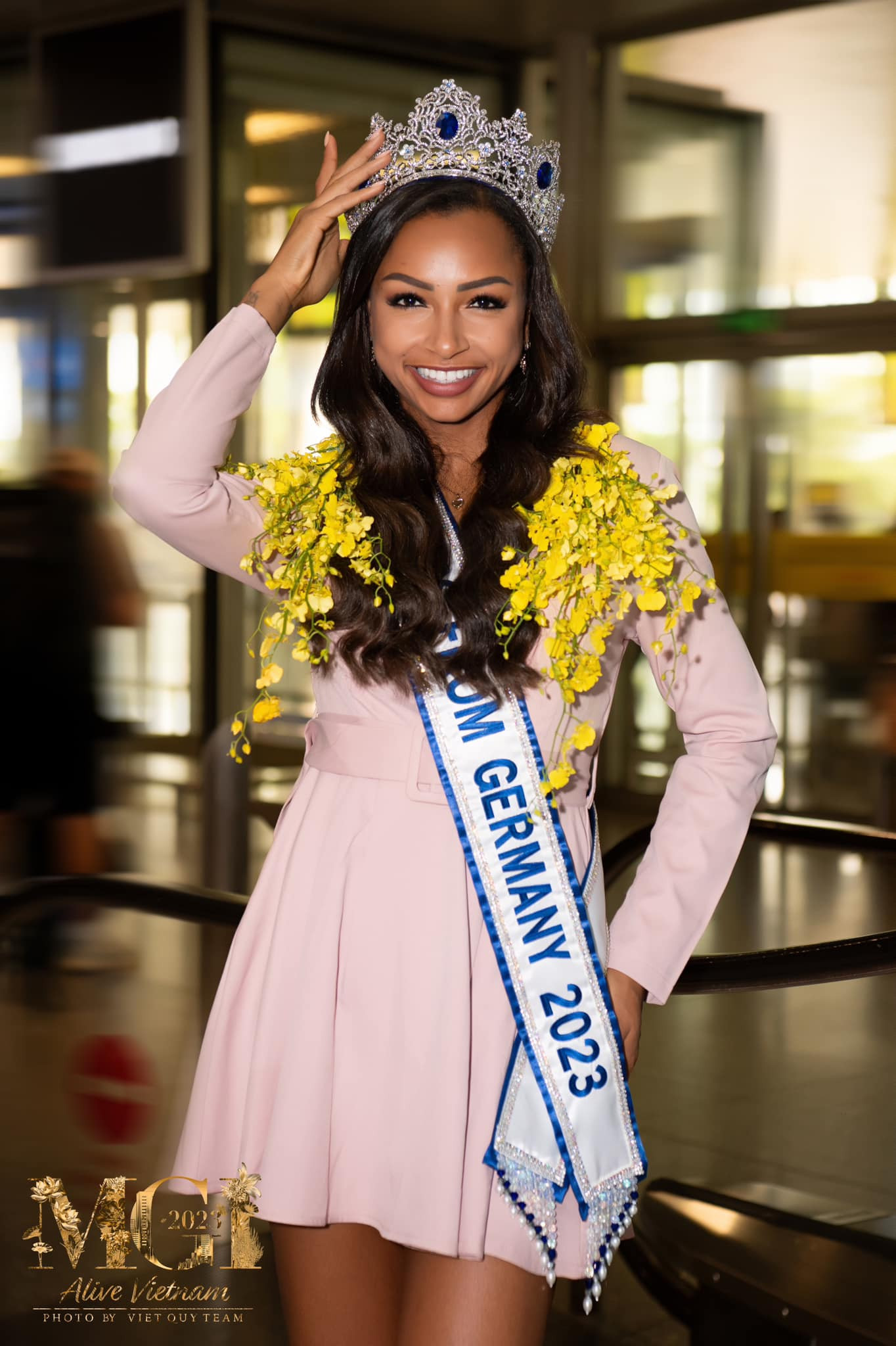 Đại diện Đức và Chile tươi cười tạo dáng trước ống kính phóng viên.