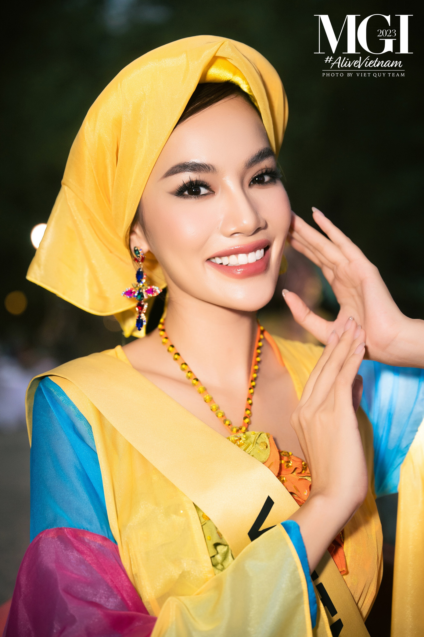 Đại diện Việt Nam Lê Hoàng Phương dịu dàng, e ấp khi diện áo tứ thân. Cô cũng nhiệt tình giúp các người đẹp quốc tế chỉnh trang lại chiếc khăn mỏ quạ trước giờ diễn.