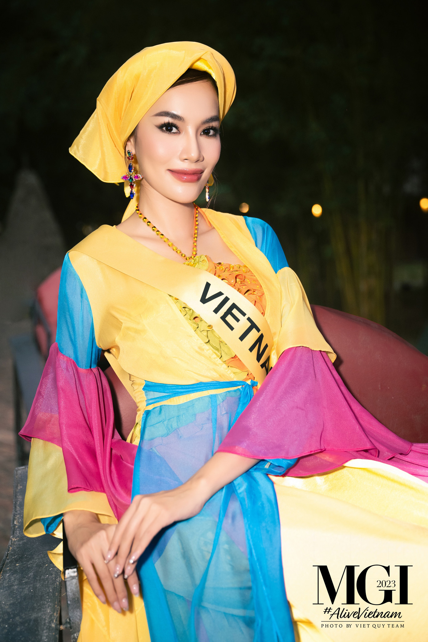 Đại diện Việt Nam Lê Hoàng Phương dịu dàng, e ấp khi diện áo tứ thân. Cô cũng nhiệt tình giúp các người đẹp quốc tế chỉnh trang lại chiếc khăn mỏ quạ trước giờ diễn.