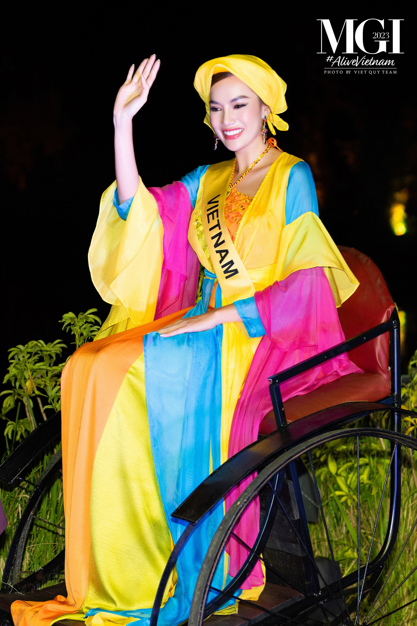 Đại diện Việt Nam Lê Hoàng Phương dịu dàng, e ấp khi diện áo tứ thân. Cô cũng nhiệt tình giúp các người đẹp quốc tế chỉnh trang lại chiếc khăn mỏ quạ trước giờ diễn.