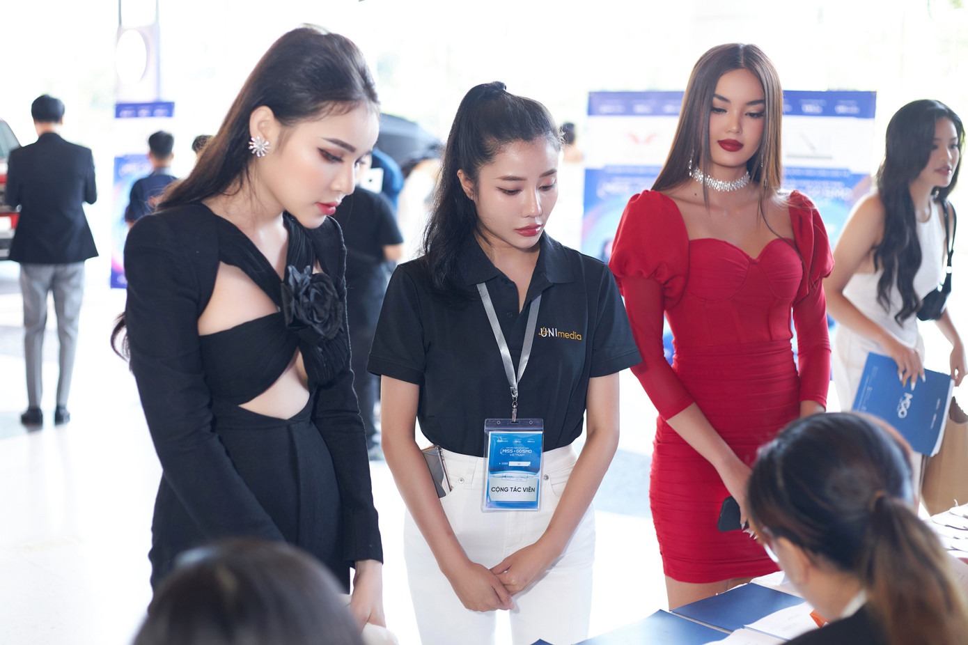 Tại ngày đầu tiên của vòng sơ khảo, các thí sinh sẽ đối diện với thử thách Walk The Talk tại phần thi ứng xử. Thí sinh sẽ có 45 giây chinh phục các giám khảo, cũng là cơ hội để họ thể hiện tư duy, quan điểm và cá tính của mình.