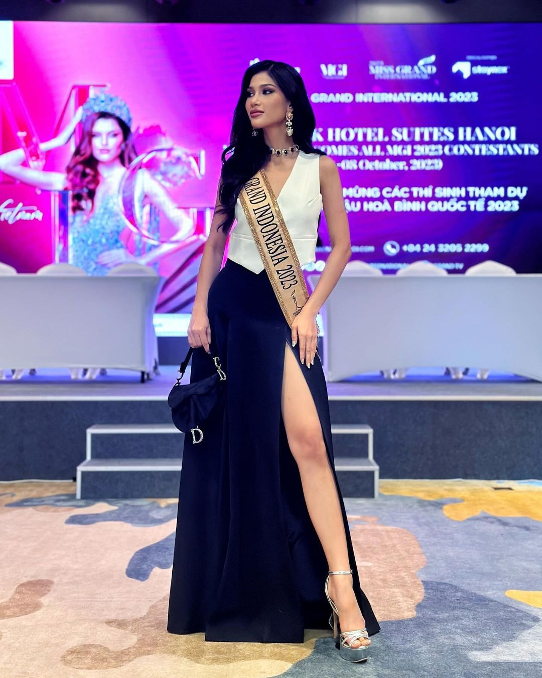 Người đẹp Indonesia mặc trang phục tông màu đen - trắng, khoe chân thon quyến rũ. Trước đó, cô đã tới TPHCM để chuẩn bị cho cuộc thi năm nay.