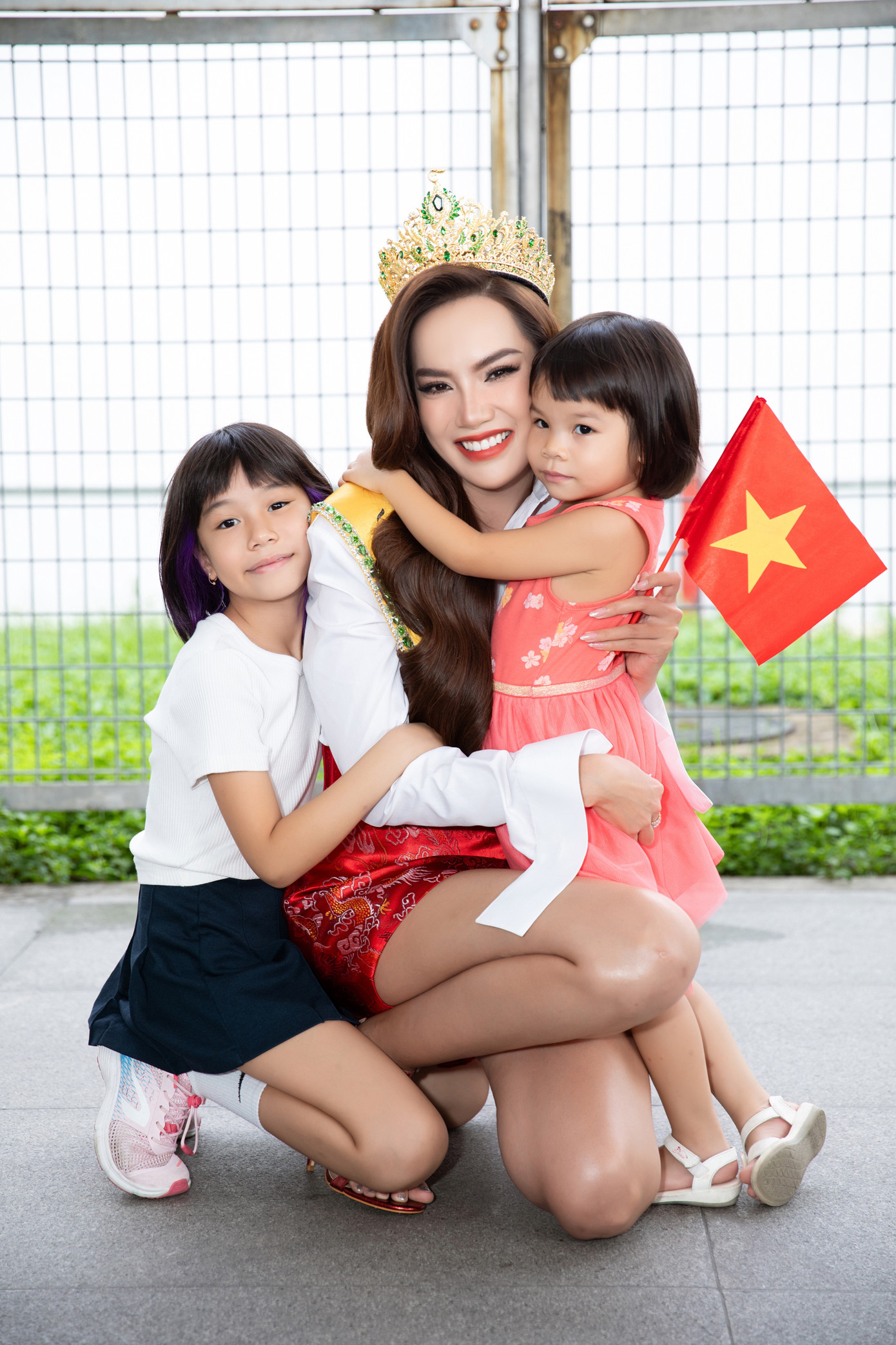 Gia đình của Lê Hoàng Phương cũng có mặt từ sớm để ủng hộ tinh thần người đẹp. Ba mẹ Lê Hoàng Phương dành nhiều lời động viên cô.