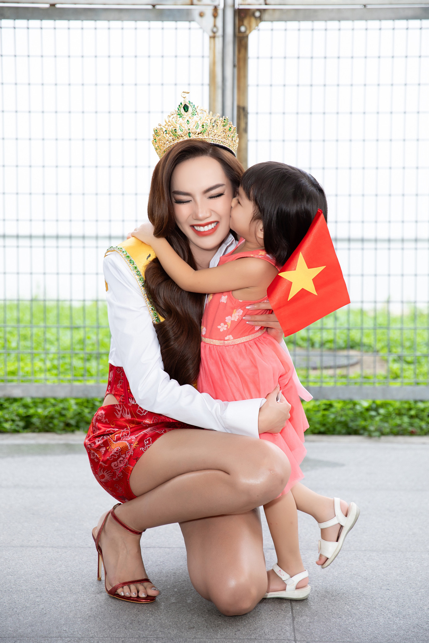 Gia đình của Lê Hoàng Phương cũng có mặt từ sớm để ủng hộ tinh thần người đẹp. Ba mẹ Lê Hoàng Phương dành nhiều lời động viên cô.