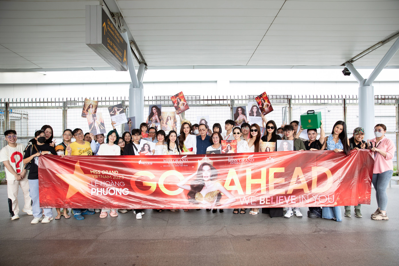 Nhiều người hâm mộ tới sân bay để tiễn Lê Hoàng Phương đi thi.