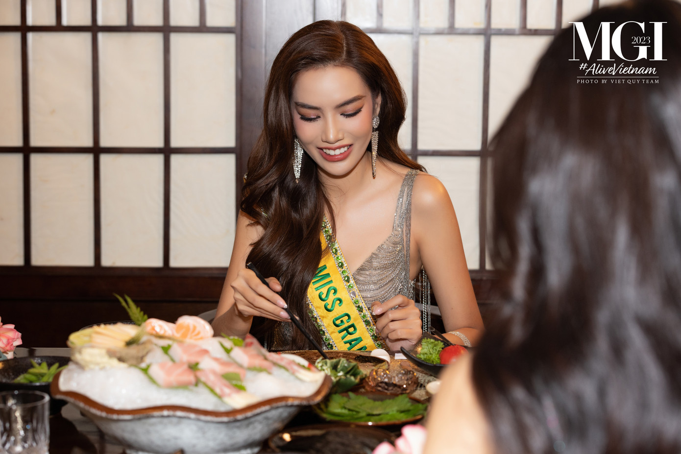 Đại diện Việt Nam - Lê Hoàng Phương giới thiệu về văn hóa, ẩm thực, con người Việt Nam.