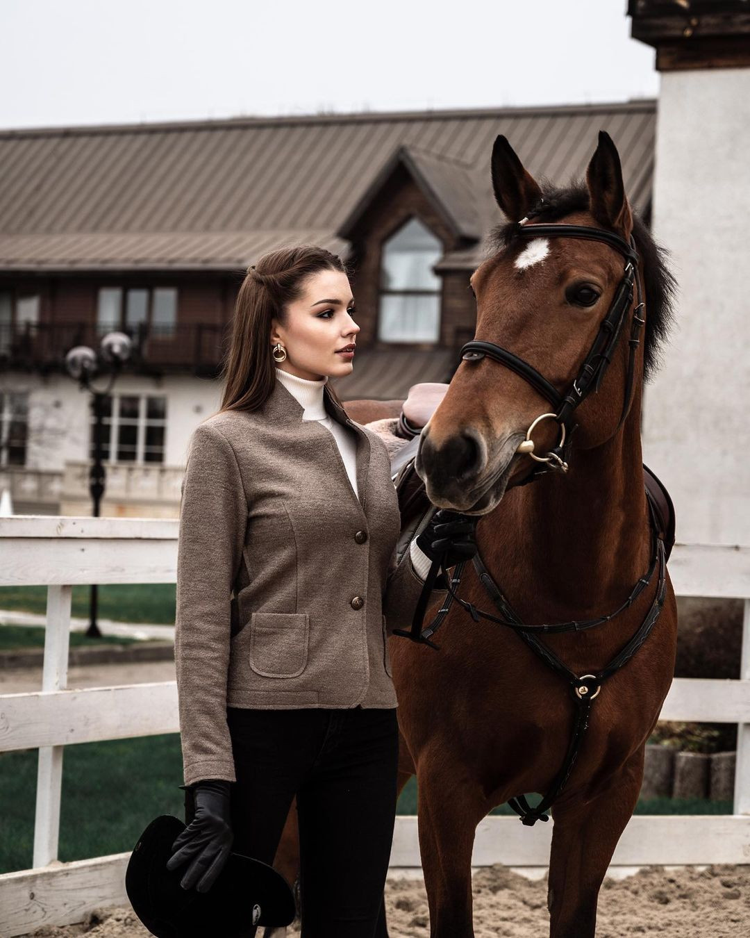 Năm nay, ban tổ chức Hoa hậu Nga cho biết có hơn 85.000 hồ sơ gửi về dự thi. Sau nhiều vòng tuyển chọn gắt gao, giám khảo lựa chọn 50 thí sinh vào vòng chung kết. Chung kết Hoa hậu Nga diễn ra ngày 8/10.