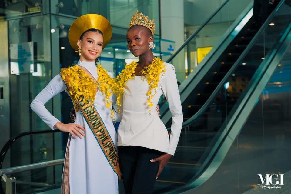 Diện mạo cầu kỳ, chỉn chu của Nikki De Moura nhận được sự khen ngợi. Cô cũng được cho rằng tinh tế khi là người đẹp duy nhất chọn xuất hiện với tà áo dài để chiếm cảm tình của fan Việt. Nikki De Moura năm nay tròn 19 tuổi, lai Philippines - Brazil, là người mẫu. Cô được đánh giá là ứng viên sáng giá nhất khu vực châu Á.