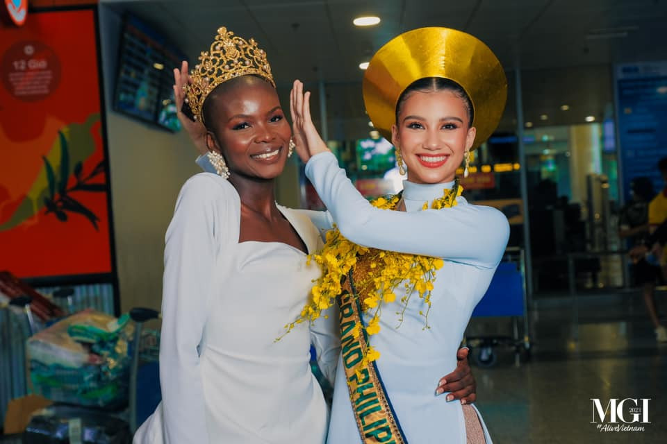 Diện mạo cầu kỳ, chỉn chu của Nikki De Moura nhận được sự khen ngợi. Cô cũng được cho rằng tinh tế khi là người đẹp duy nhất chọn xuất hiện với tà áo dài để chiếm cảm tình của fan Việt. Nikki De Moura năm nay tròn 19 tuổi, lai Philippines - Brazil, là người mẫu. Cô được đánh giá là ứng viên sáng giá nhất khu vực châu Á.