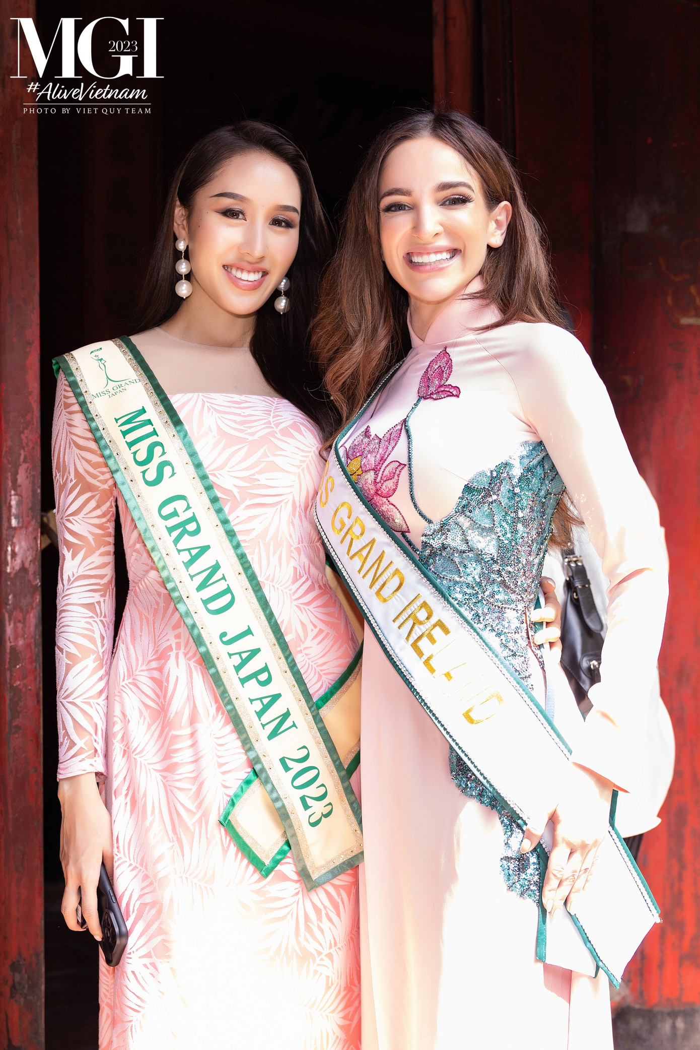 Các người đẹp có sự đầu tư chỉn chu trong việc trang điểm, làm tóc và phối các phụ kiện đi kèm để tôn lên nét đẹp duyên dáng, nền nã, đúng với tinh thần người con gái Việt khi diện áo dài.