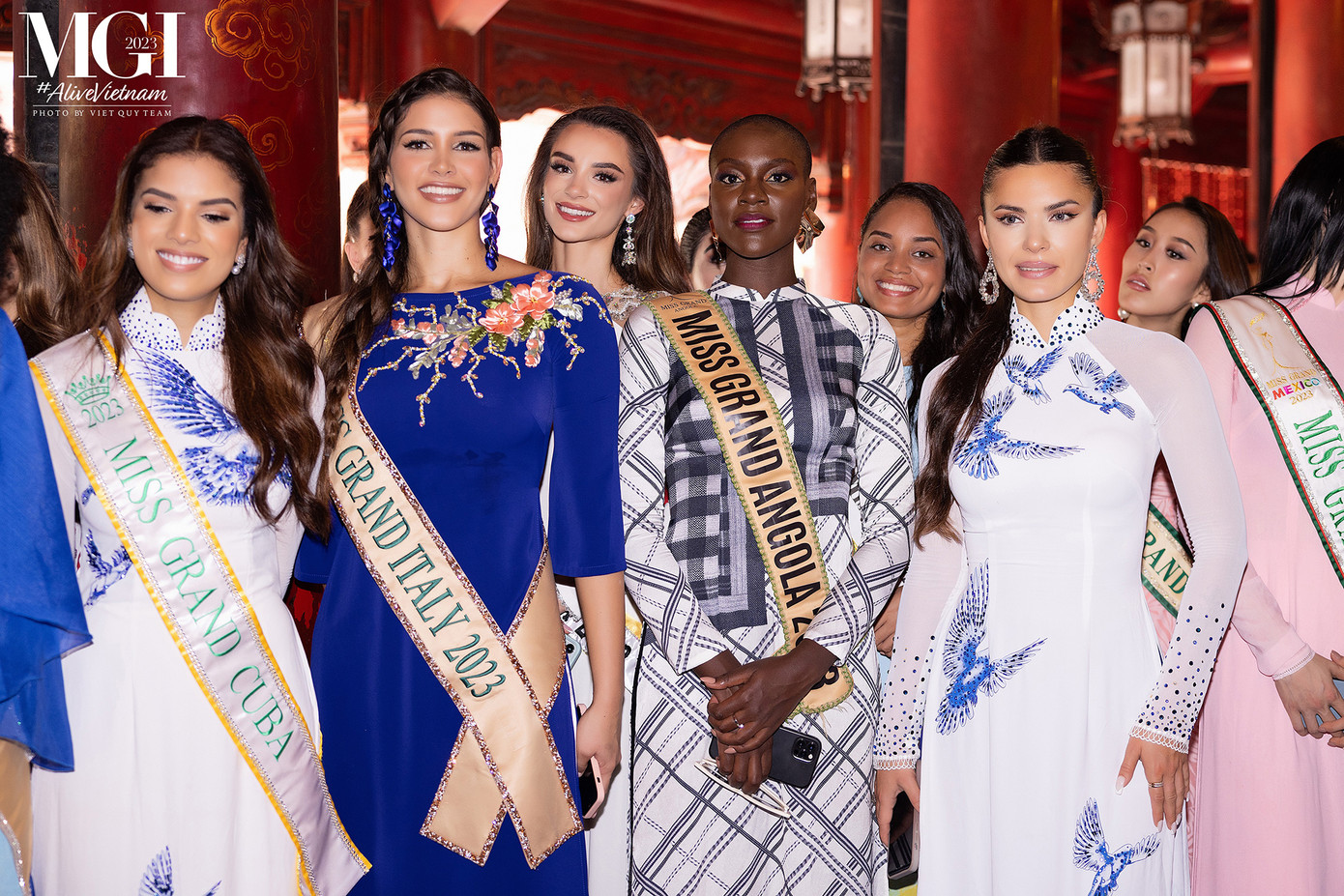 Cùng ngày, 60 thí sinh đã đến thăm Văn miếu Quốc Tử Giám - quần thể di tích đa dạng, phong phú, nằm ở phía Nam kinh thành Thăng Long. Ngoài việc khám phá kiến trúc cổ độc đáo, những câu chuyện lịch sử và văn hóa thú vị, các thí sinh cũng bày tỏ lòng thành kính, cầu may.