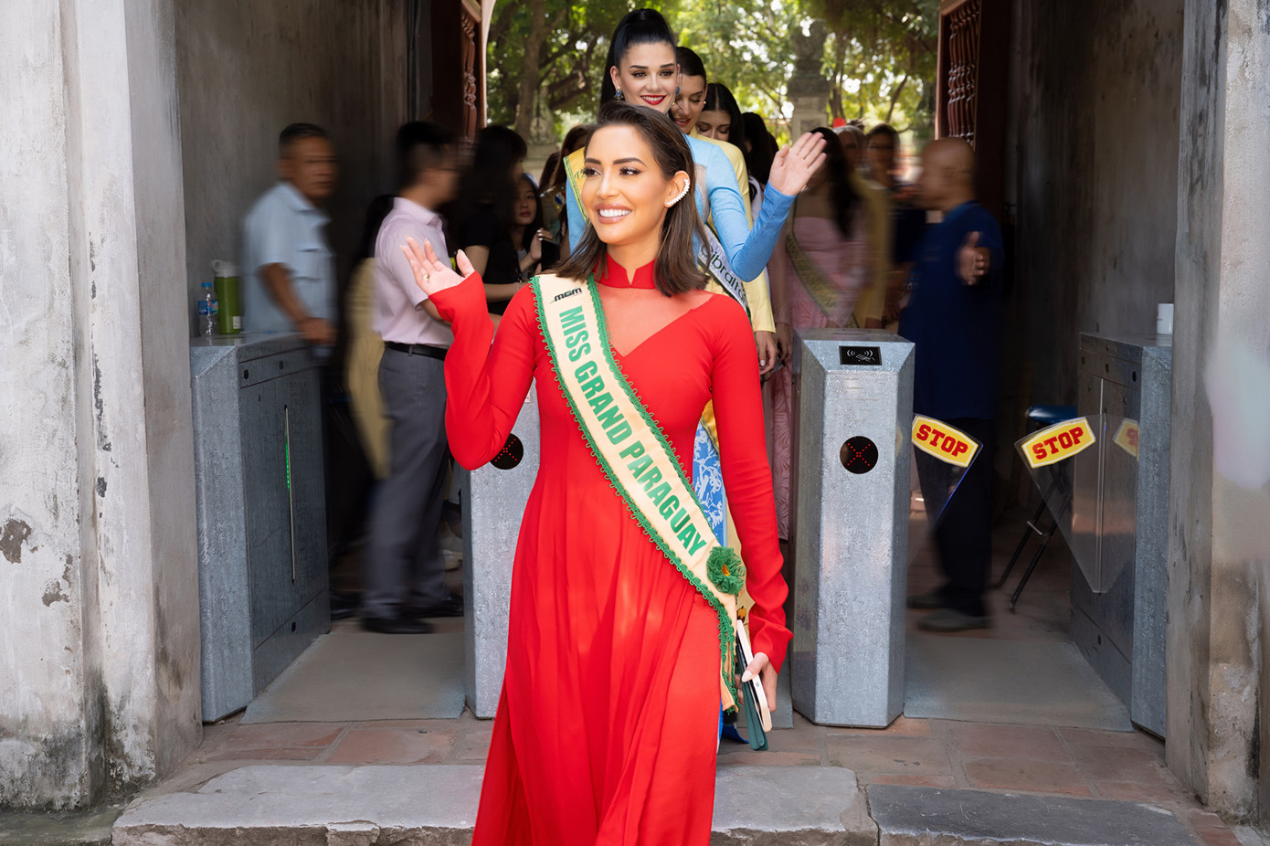 Ngày 5/10, thí sinh Hoa hậu Hòa bình Quốc tế 2023 bước vào ngày hoạt động thứ 3. Các người đẹp diện áo dài tham quan những danh lam thắng cảnh nổi tiếng tại Hà Nội.