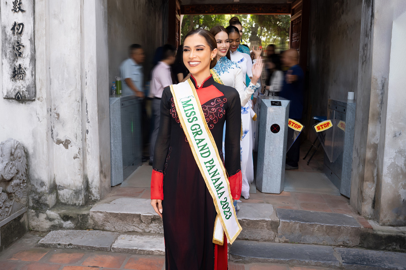 Ngày 5/10, thí sinh Hoa hậu Hòa bình Quốc tế 2023 bước vào ngày hoạt động thứ 3. Các người đẹp diện áo dài tham quan những danh lam thắng cảnh nổi tiếng tại Hà Nội.