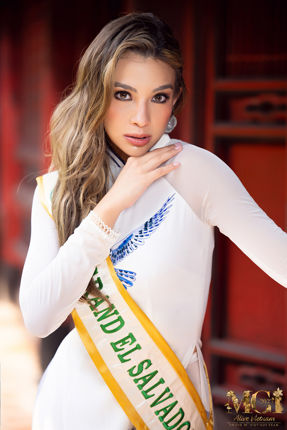 Bên cạnh đó, các thí sinh cũng không quên ghi lại khoảnh khắc kỷ niệm tại đền Ngọc Sơn với khung cảnh cổ kính, trang nghiêm.