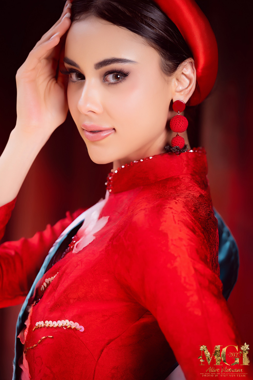 Bên cạnh đó, các thí sinh cũng không quên ghi lại khoảnh khắc kỷ niệm tại đền Ngọc Sơn với khung cảnh cổ kính, trang nghiêm.