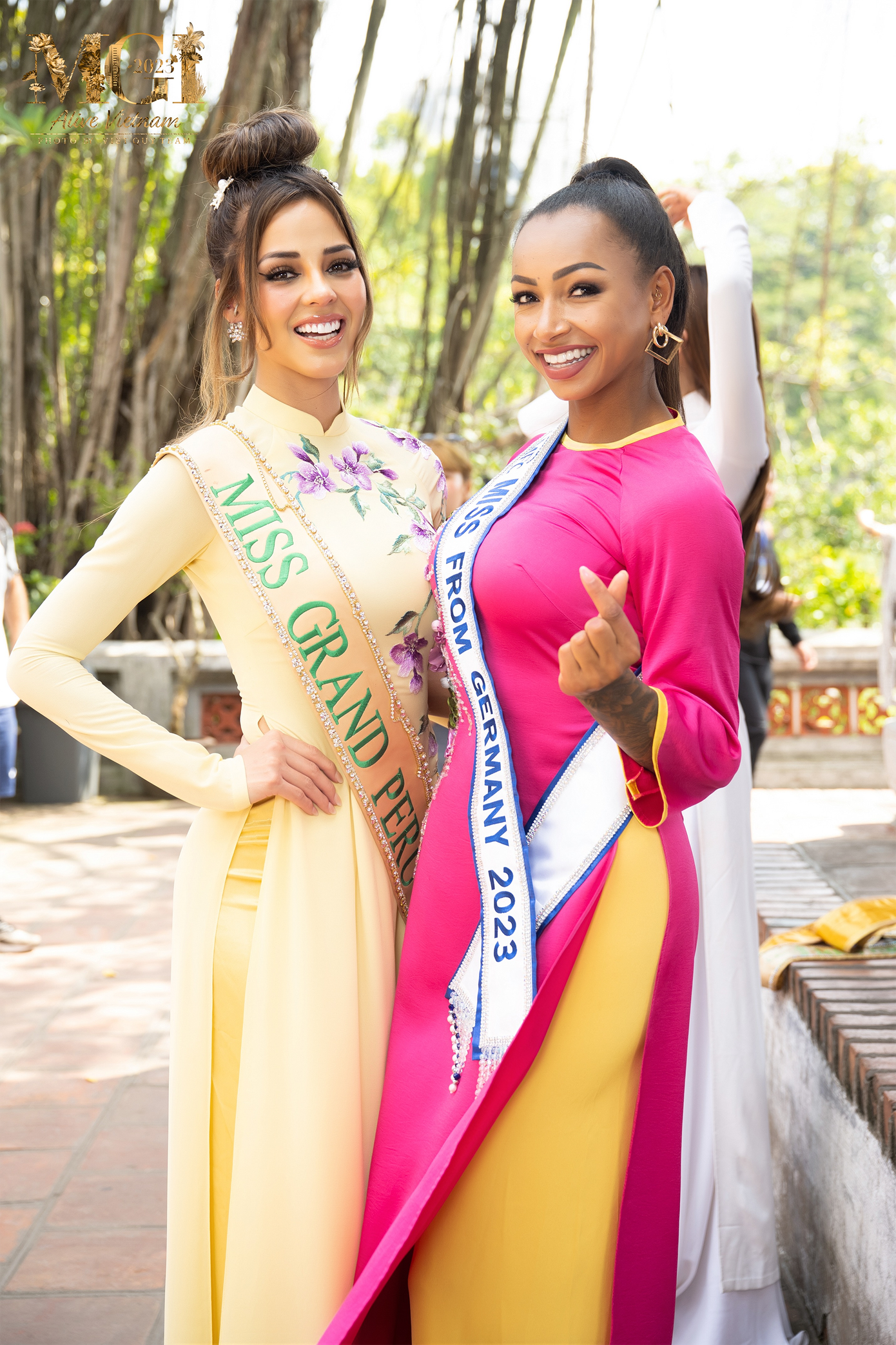 Các người đẹp có sự đầu tư chỉn chu trong việc trang điểm, làm tóc và phối các phụ kiện đi kèm để tôn lên nét đẹp duyên dáng, nền nã, đúng với tinh thần người con gái Việt khi diện áo dài.