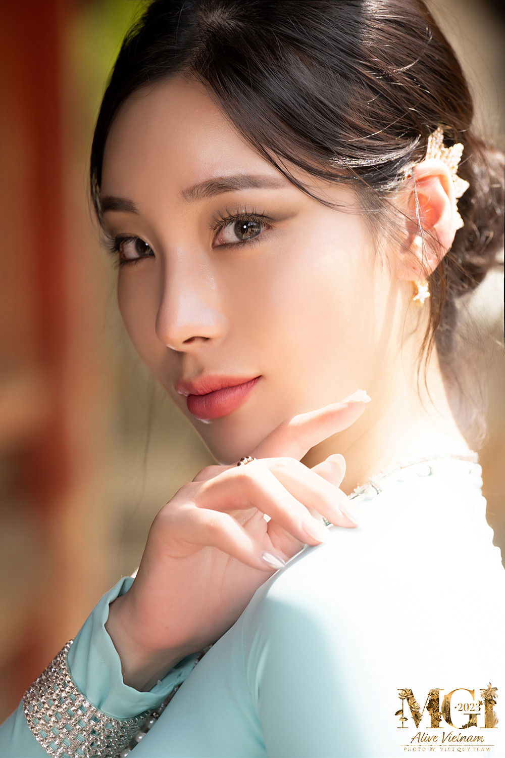 Hai người đẹp châu Á là Nhật Bản và Hàn Quốc khoe vẻ đẹp nền nã trong tà áo dài.