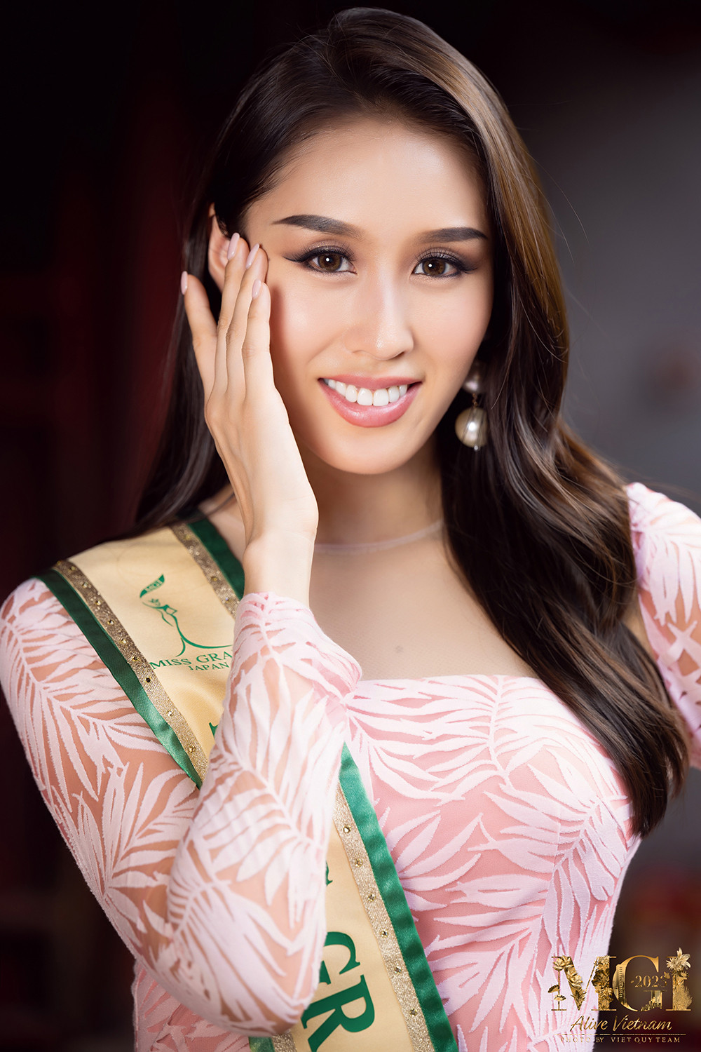 Hai người đẹp châu Á là Nhật Bản và Hàn Quốc khoe vẻ đẹp nền nã trong tà áo dài.