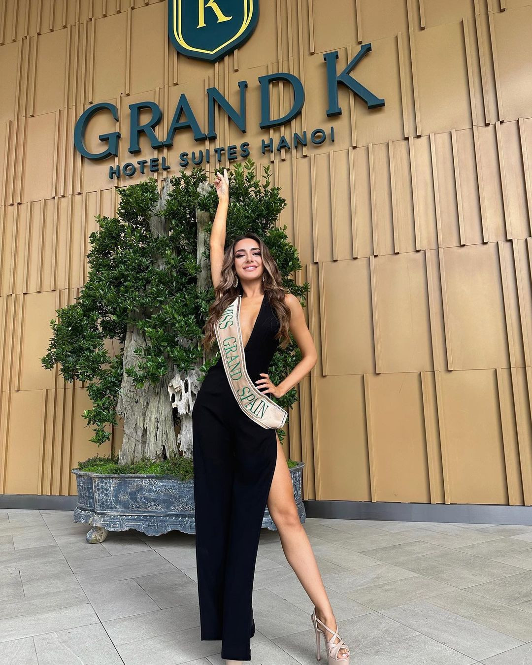 Đại diện Tây Ban Nha - Celia Sevilla mặc váy đen xẻ táo bạo. Cô là ứng viên gây chú ý ở khu vực châu Âu.