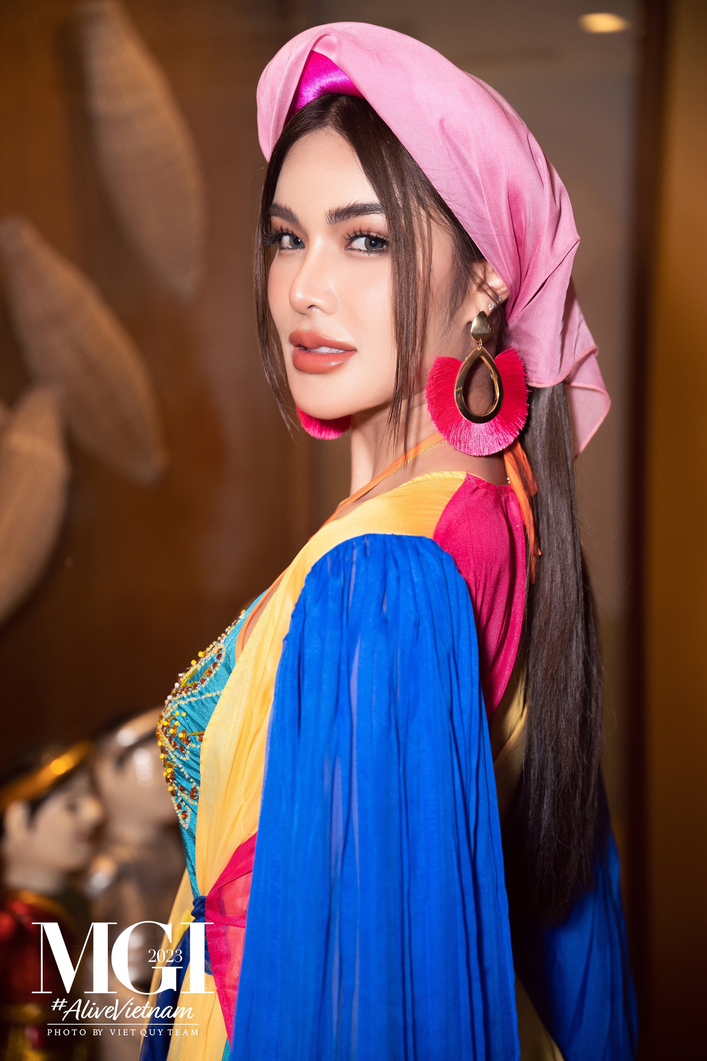 Hai người đẹp Thái Lan và Colombia khoe vẻ sắc sảo, hiện đại trong trang phục áo tứ thân của Việt Nam.