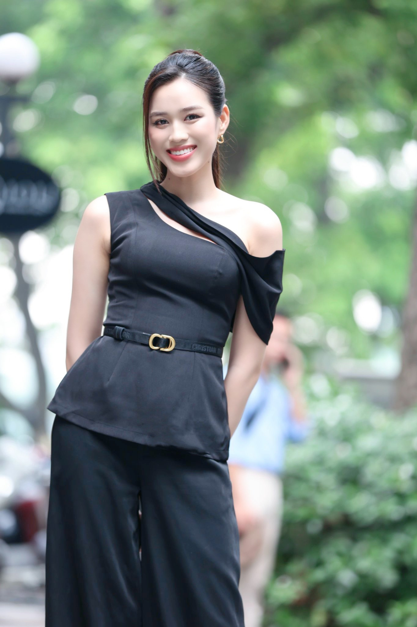 Đỗ Thị Hà với phong cách vừa kín đáo, vừa quyến rũ. Người đẹp vừa tốt nghiệp Trường Đại học Kinh tế Quốc dân Hà Nội và đang dự định học thạc sĩ. Cô cũng dự định theo đuổi con đường kinh doanh.