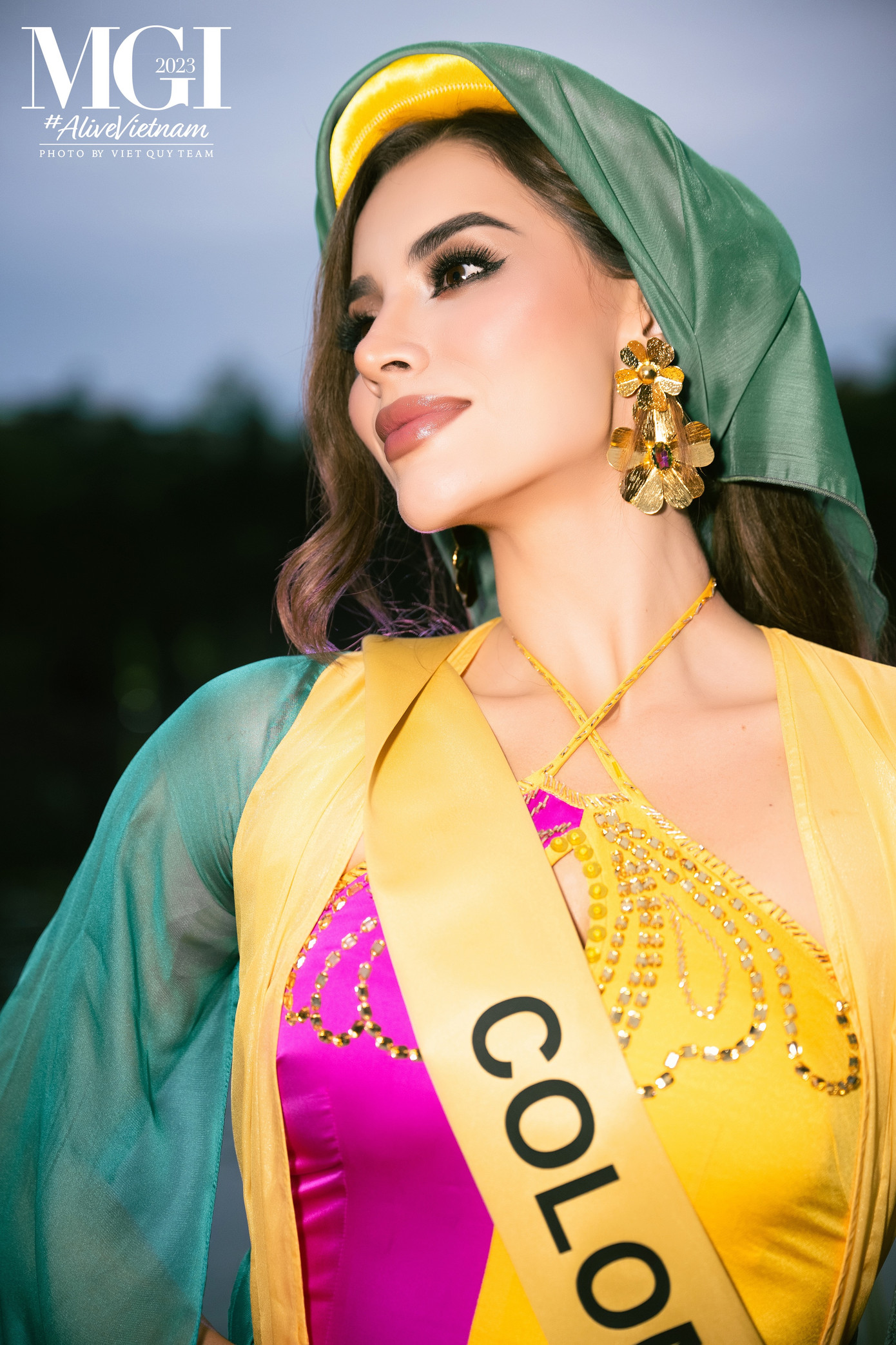 Hai người đẹp Thái Lan và Colombia khoe vẻ sắc sảo, hiện đại trong trang phục áo tứ thân của Việt Nam.