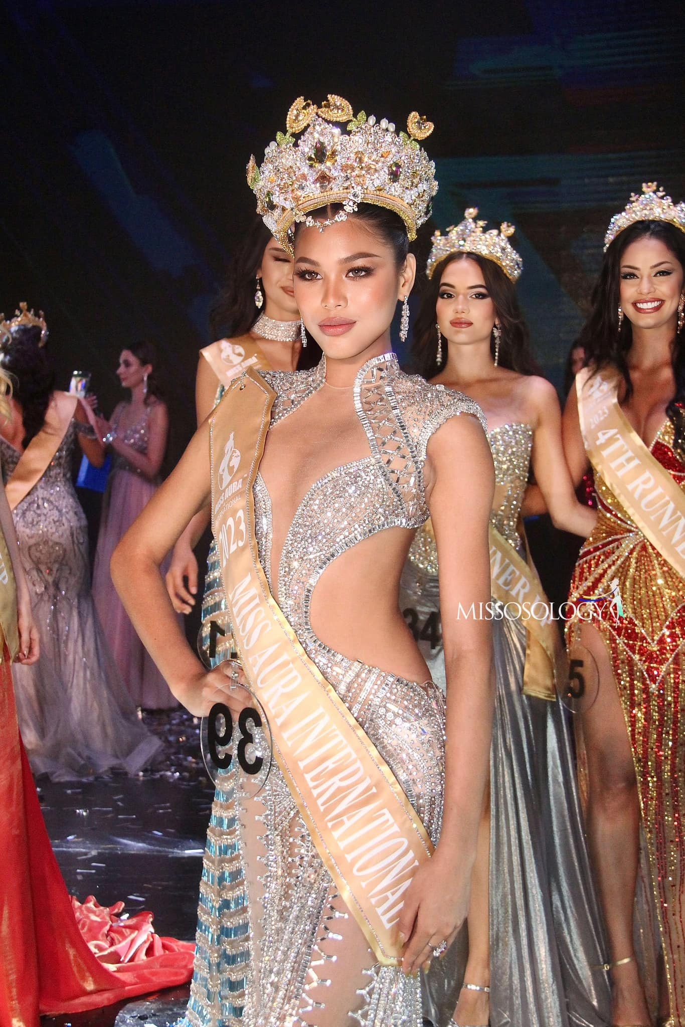 Tối 29/9 đã diễn ra đêm chung kết Miss Aura International 2023. Chung cuộc, người đẹp Thái Lan Ketwalee Phobdee đã đăng quang ngôi vị cao nhất. Cô cũng là người đẹp đầu tiên đến từ Thái Lan đăng quang cuộc thi này.