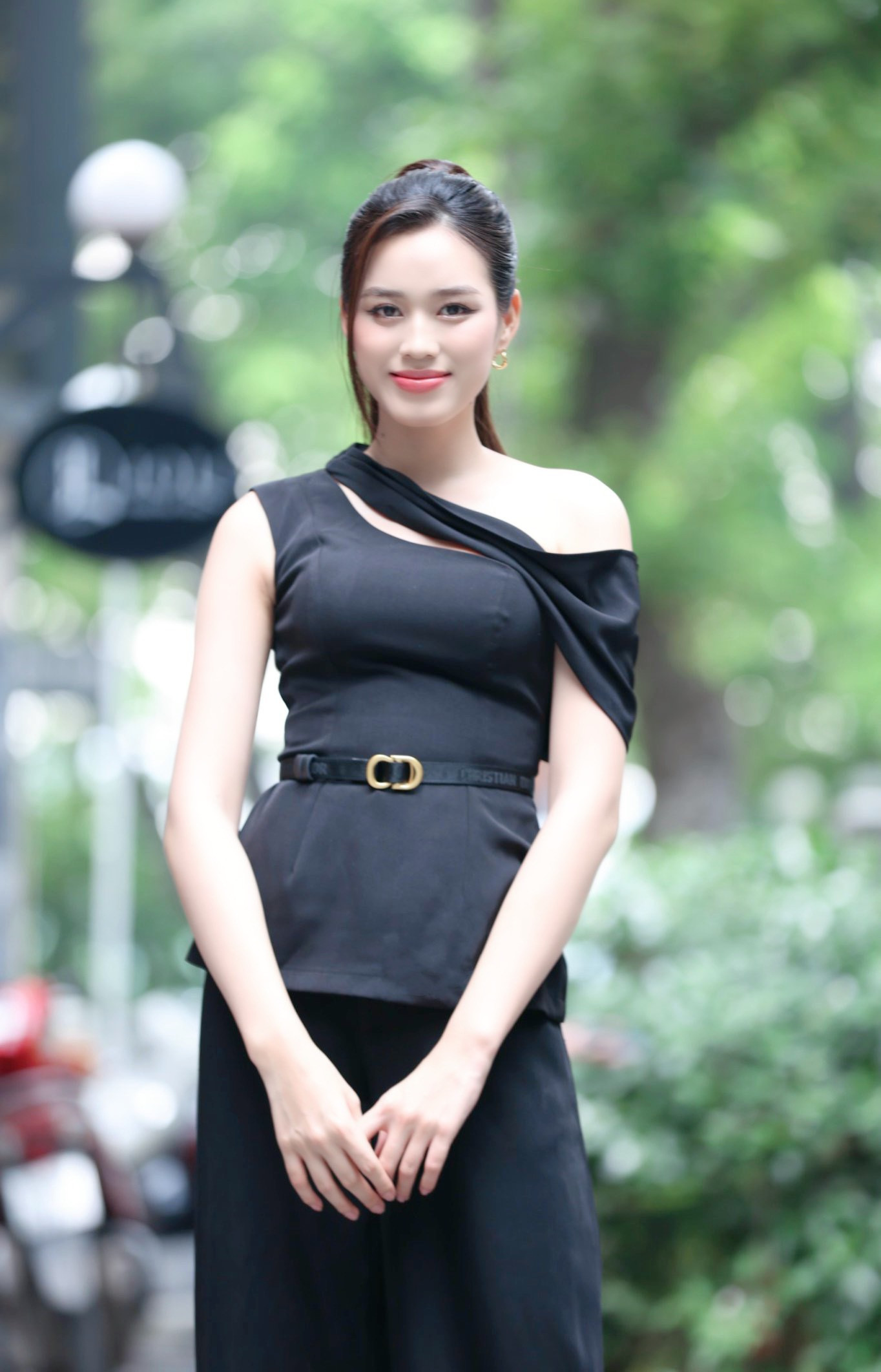 Đỗ Thị Hà với phong cách vừa kín đáo, vừa quyến rũ. Người đẹp vừa tốt nghiệp Trường Đại học Kinh tế Quốc dân Hà Nội và đang dự định học thạc sĩ. Cô cũng dự định theo đuổi con đường kinh doanh.