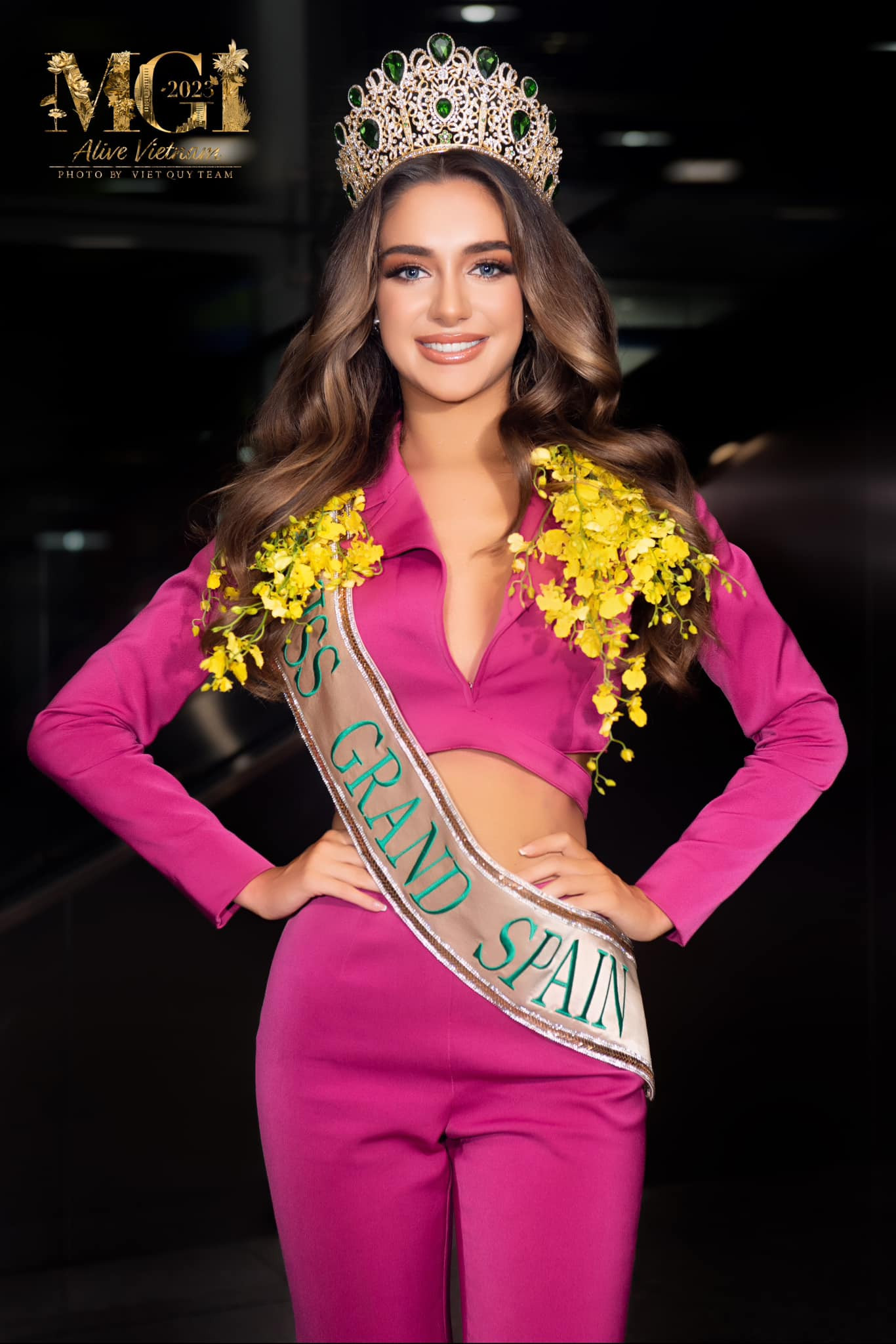 Đại diện Tây Ban Nha - Celia Sevilla diện trang phục tông hồng ngọt ngào, khoe vòng eo quyến rũ. Cô là ứng viên gây chú ý ở khu vực châu Âu.