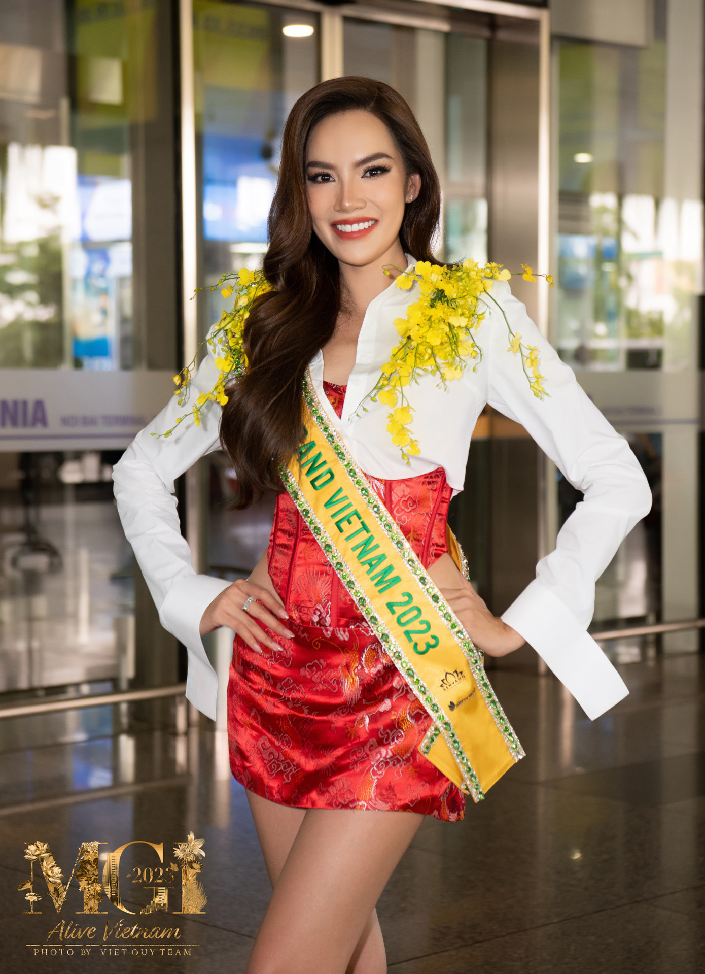 Sau 2 tiếng bay, Lê Hoàng Phương có mặt ở sân bay Nội Bài. Cô rạng rỡ trước ống kính.