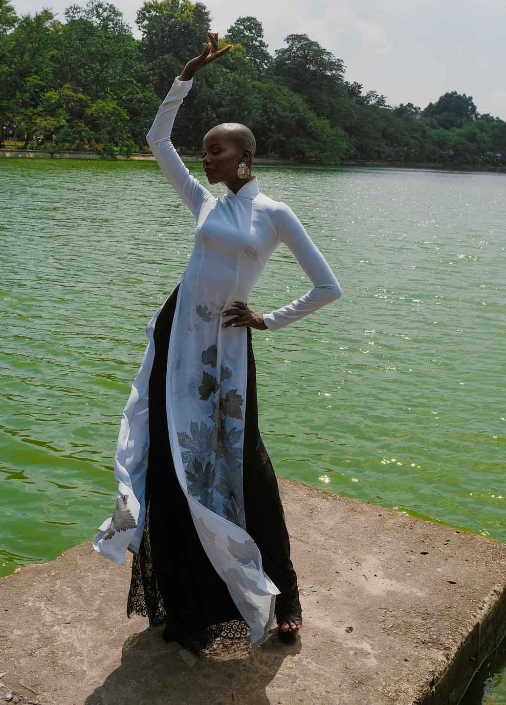 Boma Dokubo tạo dáng cá tính với áo dài khi đến thăm đền Ngọc Sơn ở Hà Nội. Boma Dokubo năm nay 27 tuổi, là người mẫu và quản lý dự án. Người đẹp có bằng kỹ sư dầu khí. Boma Dokubo có mong muốn giúp đỡ phụ nữ và những cô gái trẻ đang, từng là nạn nhân của bạo hành.