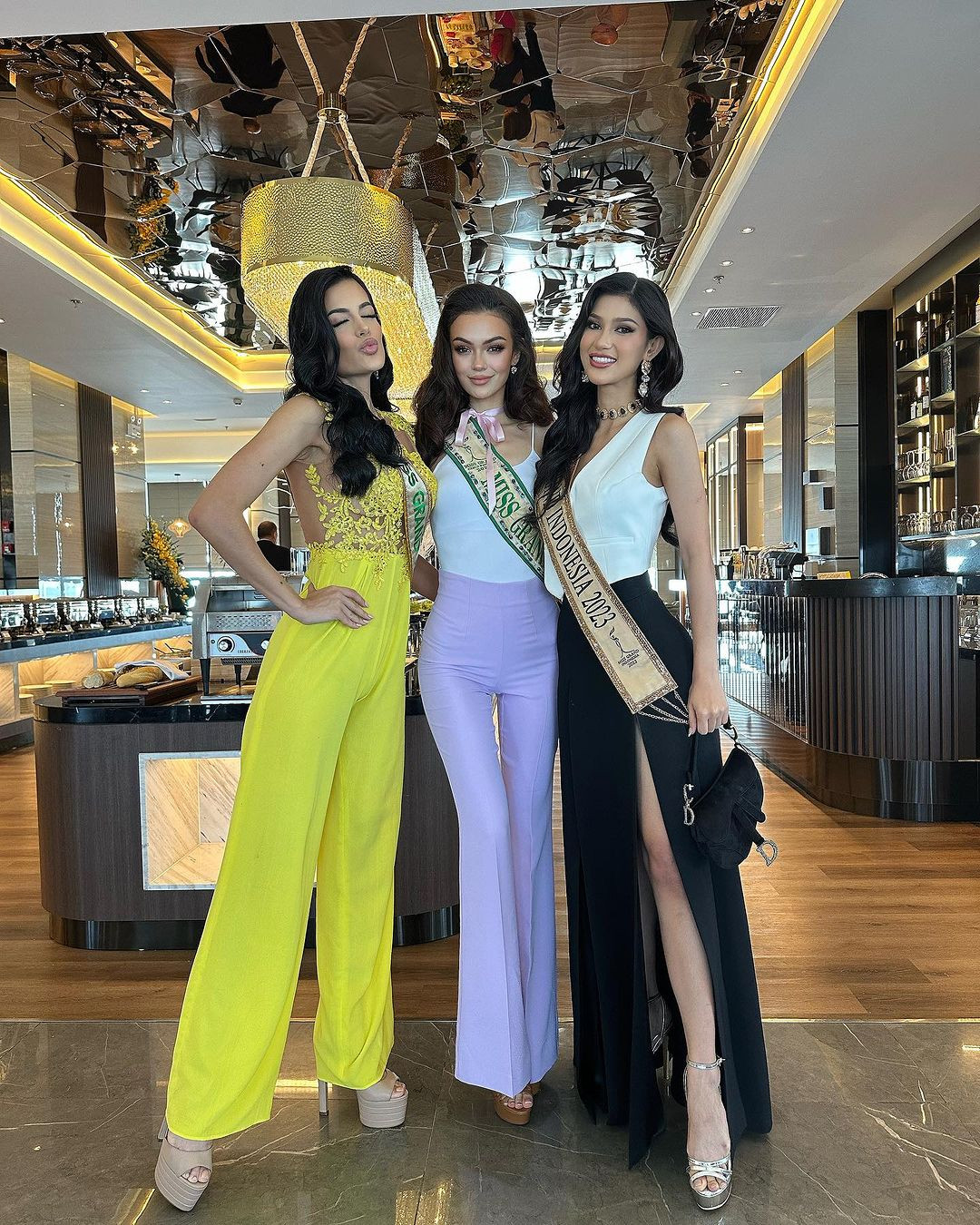 Các người đẹp Venezuela, Cộng hòa Czech, Indonesia chụp ảnh thân mật trong ngày đầu nhập cuộc.