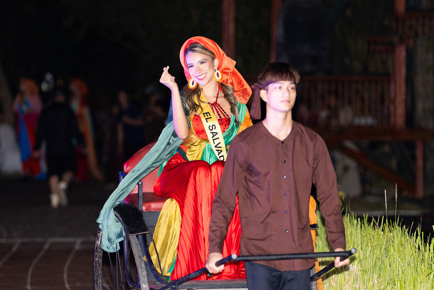 Các người đẹp hào hứng khi được ngồi xe kéo, tham gia nhảy sạp cùng người dân địa phương.