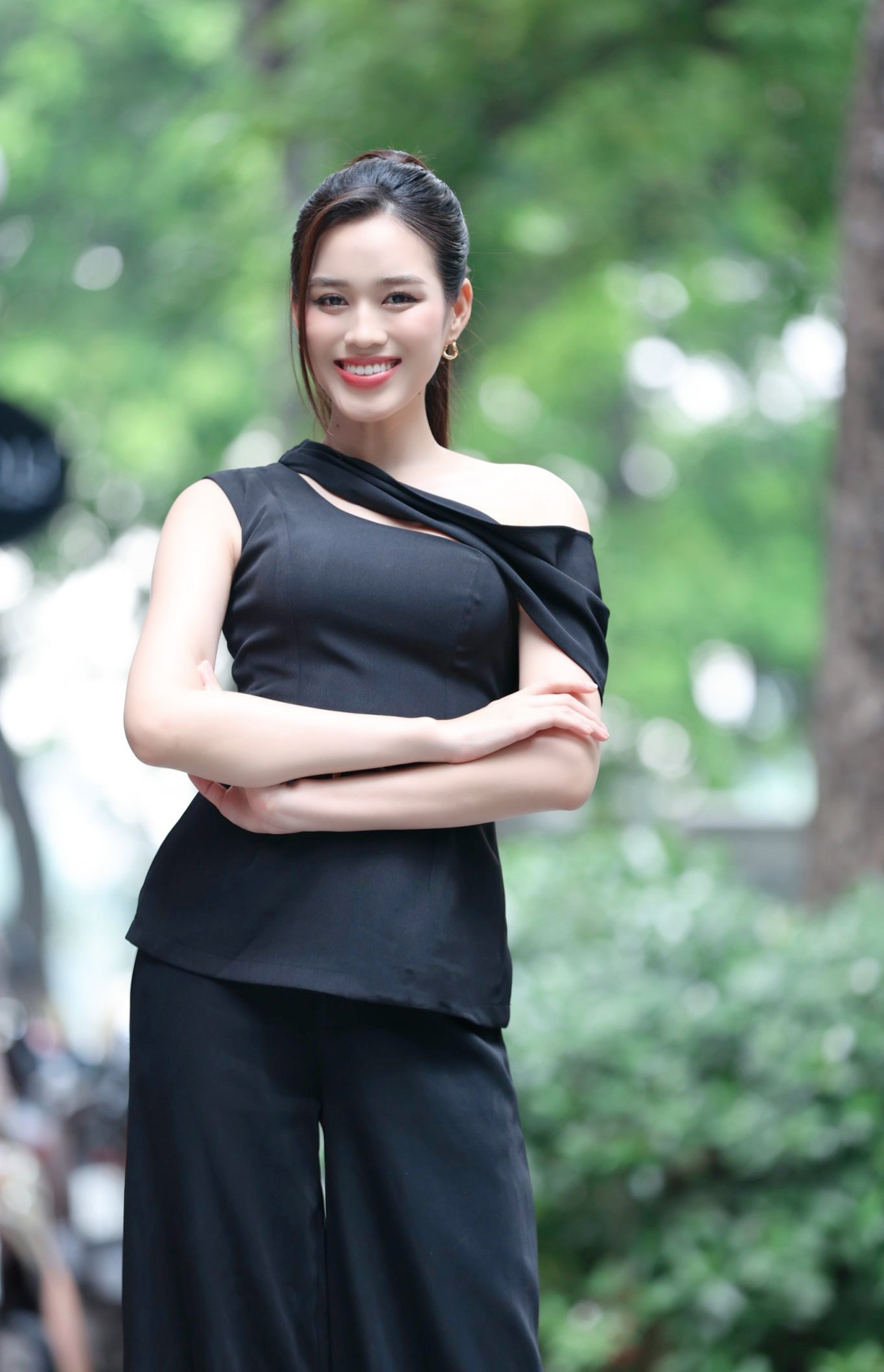 Đỗ Thị Hà với phong cách vừa kín đáo, vừa quyến rũ. Người đẹp vừa tốt nghiệp Trường Đại học Kinh tế Quốc dân Hà Nội và đang dự định học thạc sĩ. Cô cũng dự định theo đuổi con đường kinh doanh.